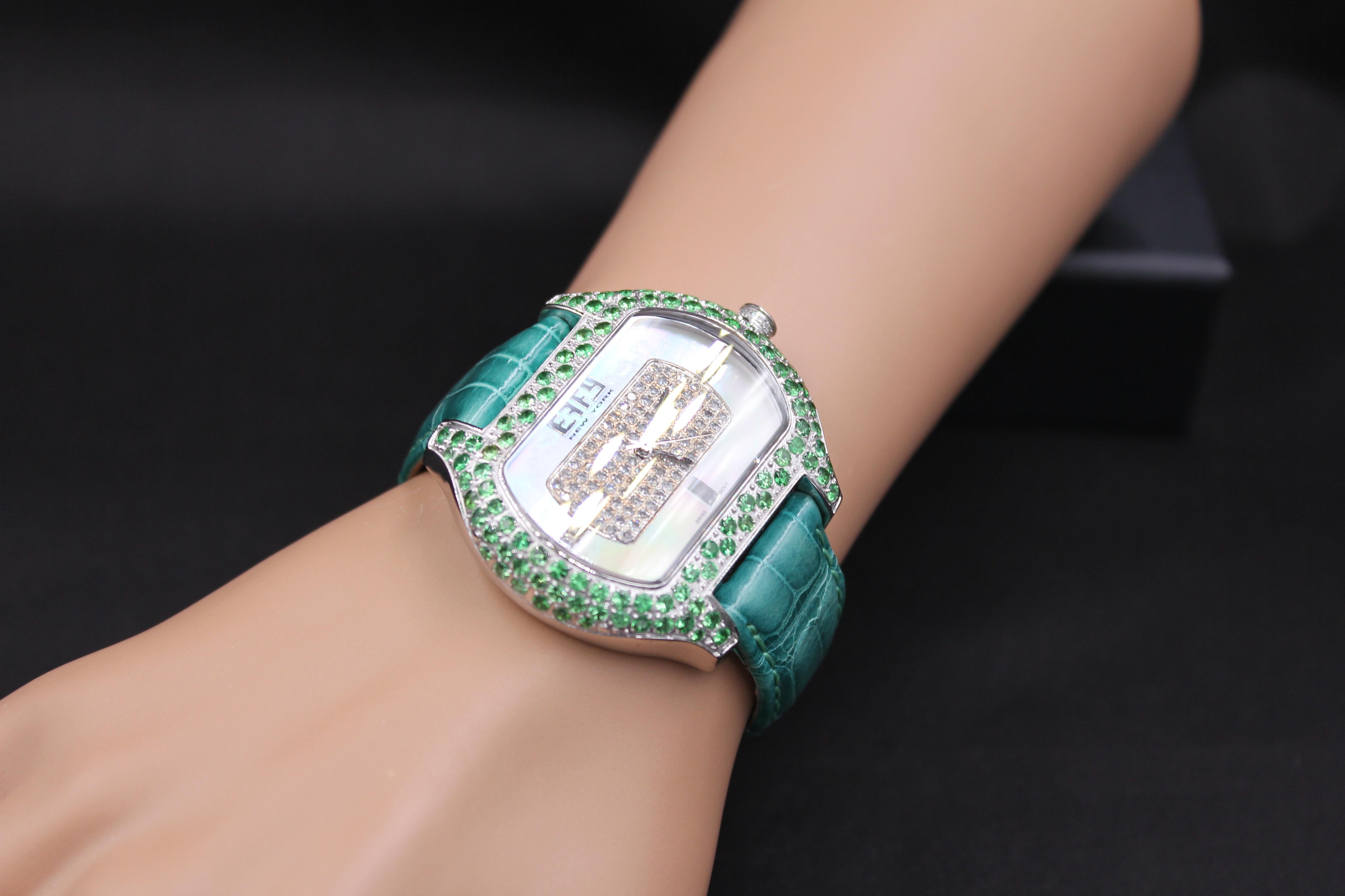 Tsavorites & Diamant Pave Zifferblatt Luxus Schweizer Quarz Exotische Lederband Uhr im Angebot 8