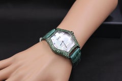 Cadran pavé de tsavorites et de diamants Montre de luxe suisse à quartz avec bracelet en cuir exotique