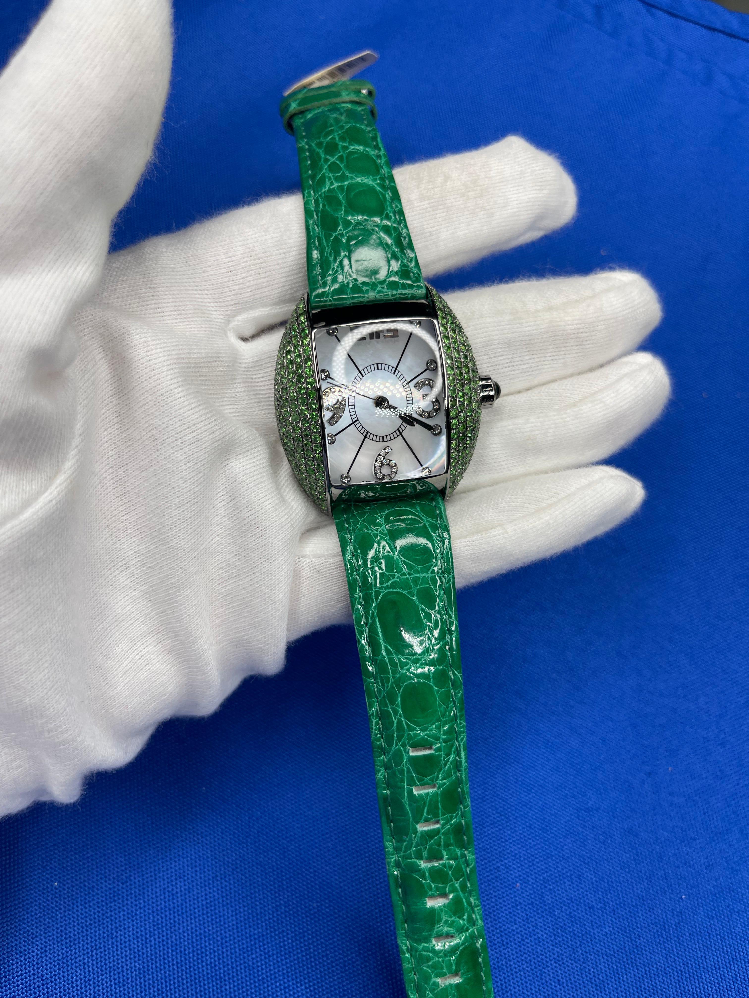 Moderne Tsavorites & Diamond Pave Dial Luxury Swiss Quartz Exotic Leather Band Watch en vente