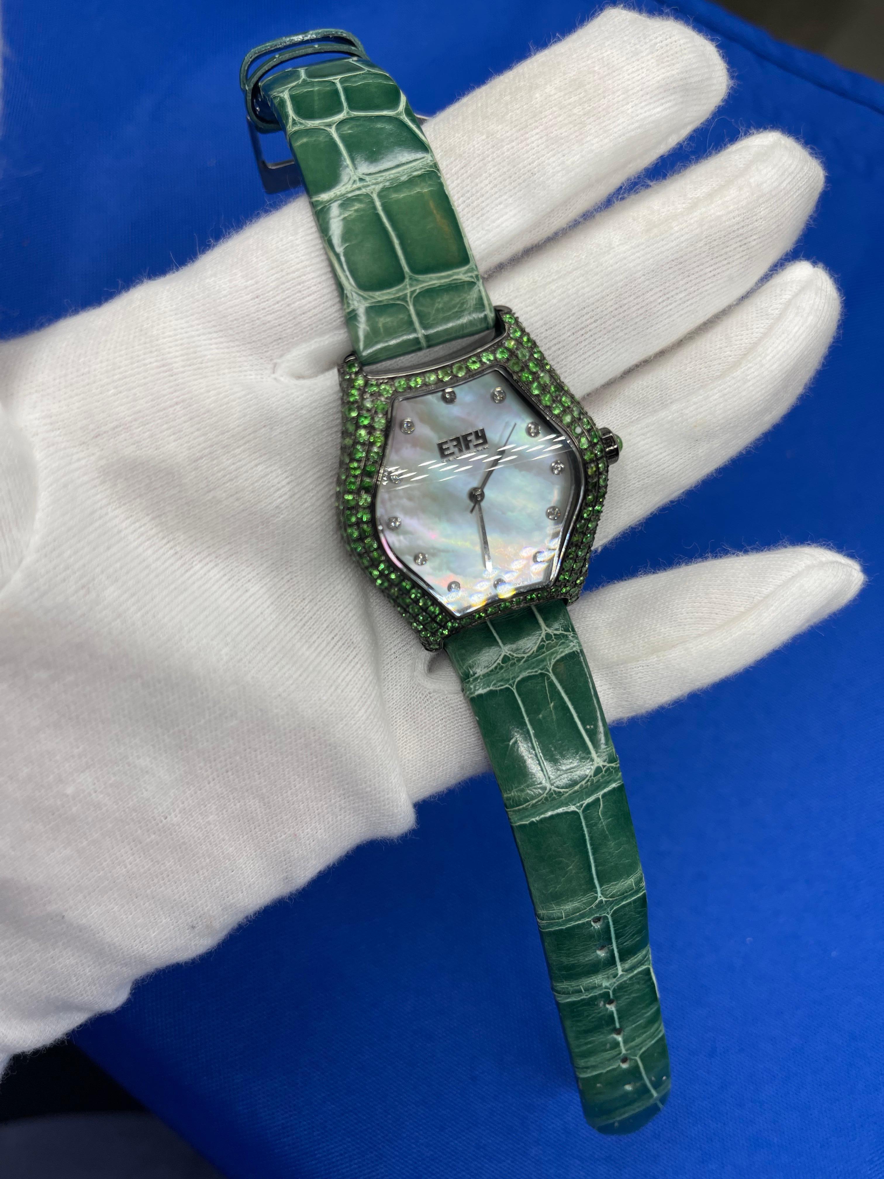 Moderne Cadran pavé de tsavorites et de diamants Montre de luxe suisse à quartz avec bracelet en cuir exotique en vente
