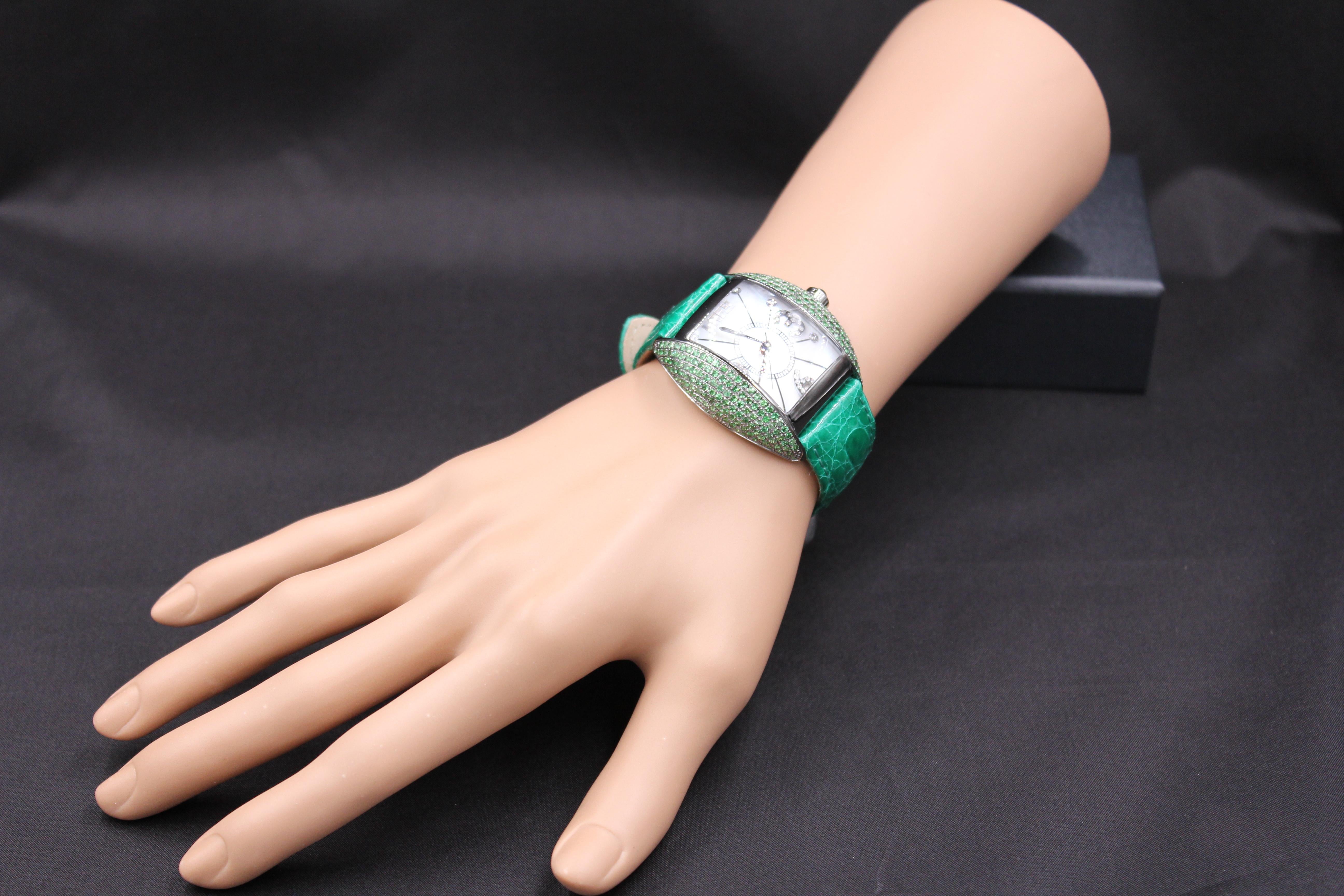 Tsavorites & Diamond Pave Dial Luxury Swiss Quartz Exotic Leather Band Watch Pour femmes en vente