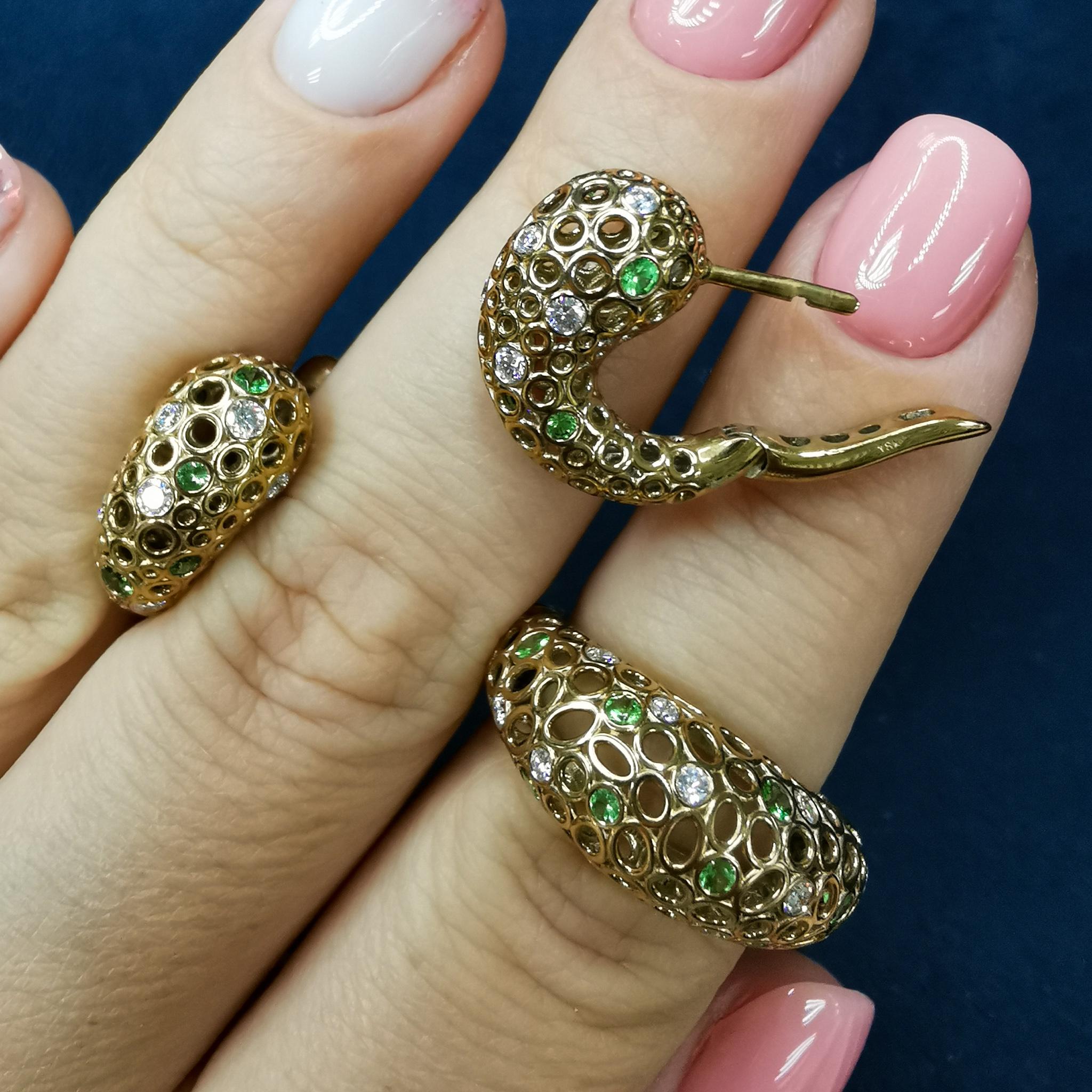 Tsavorites Diamonds 18 Karat Yellow Gold Bubble Suite In New Condition For Sale In Bangkok, TH