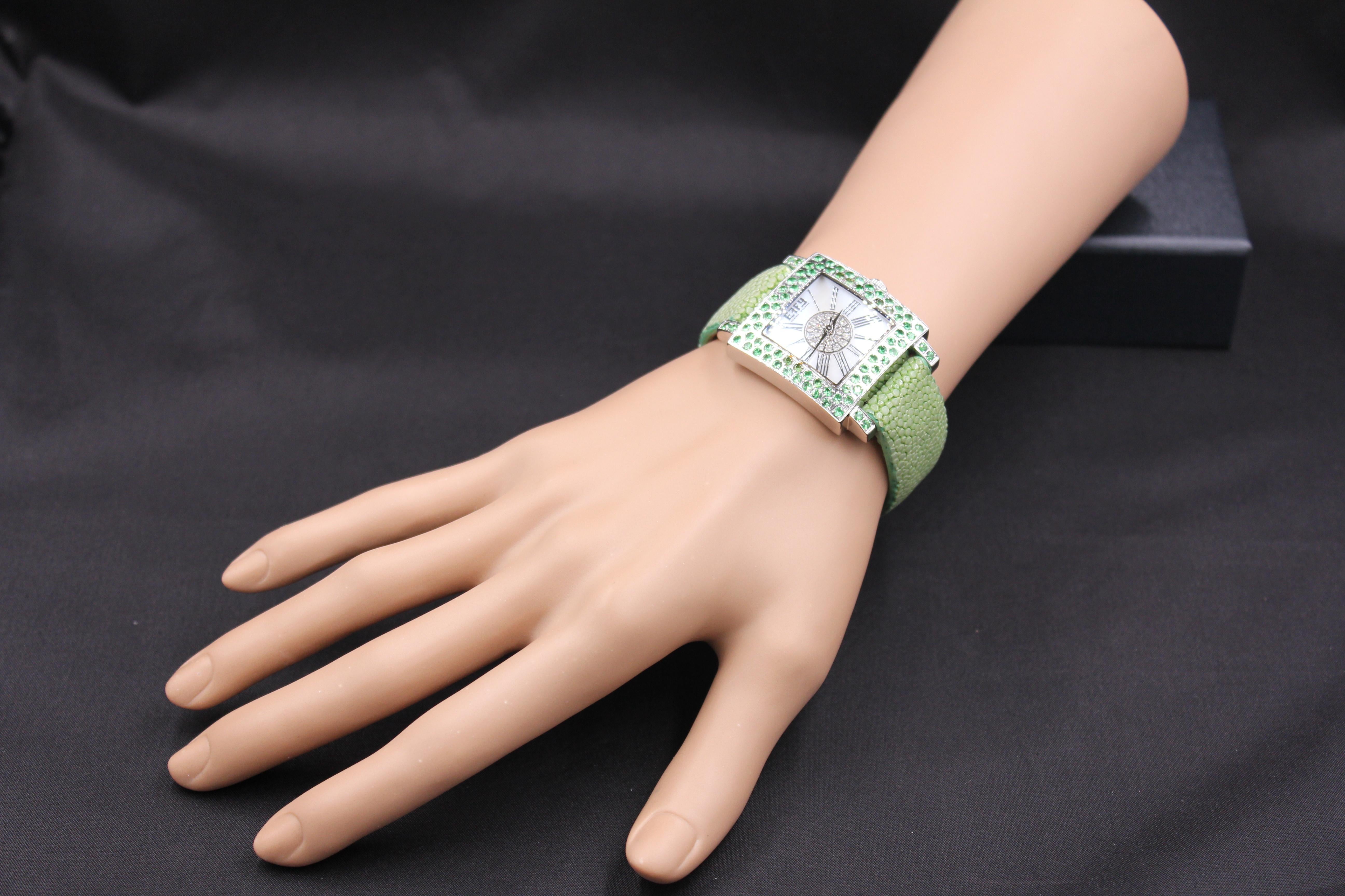 Tsavorites & Diamants Cadran Pave Montre de luxe suisse à quartz avec bracelet en cuir exotique en vente 3