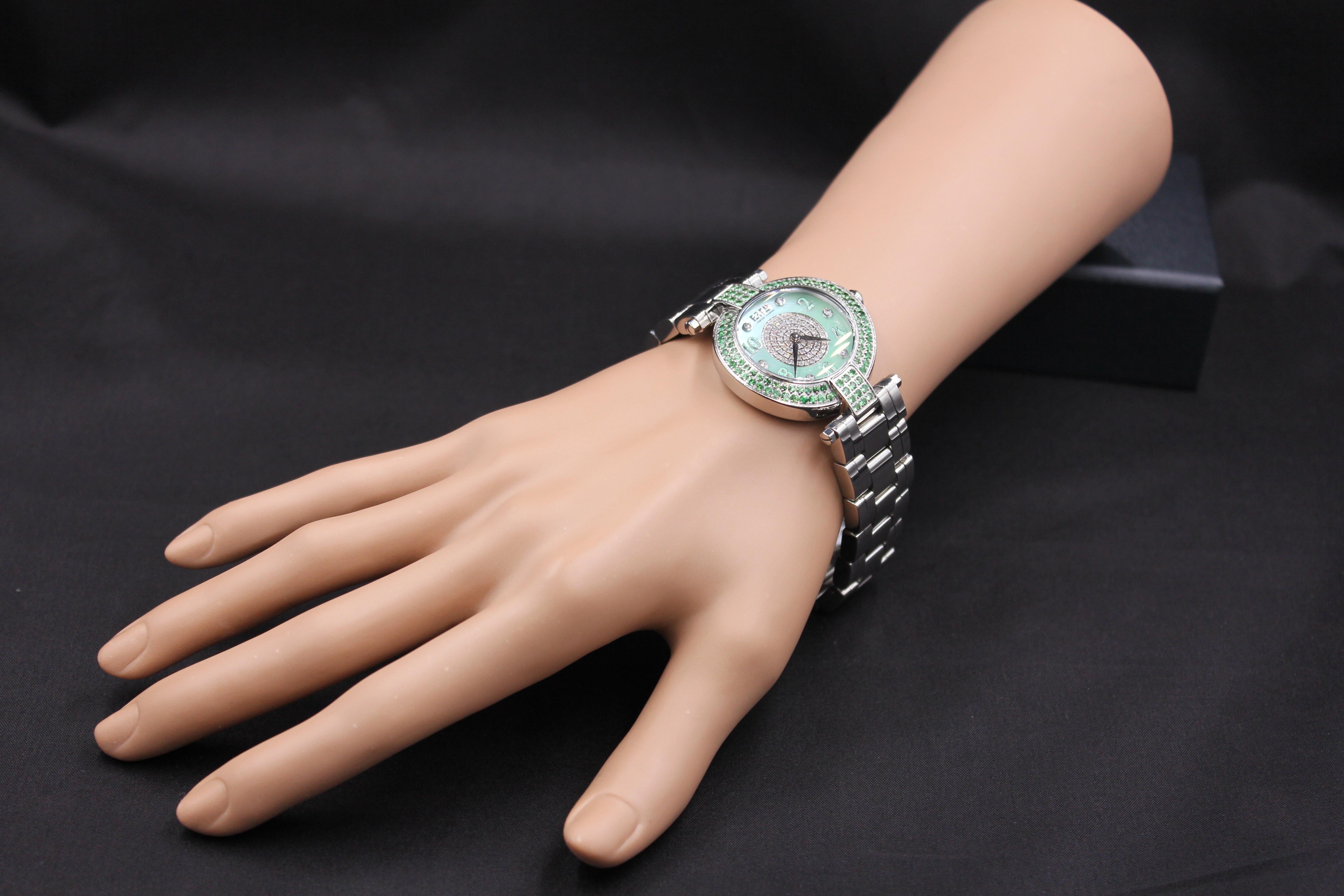 Tsavorites & Diamanten Pave Zifferblatt Luxus Schweizer Quarz Exotische Uhr im Angebot 1