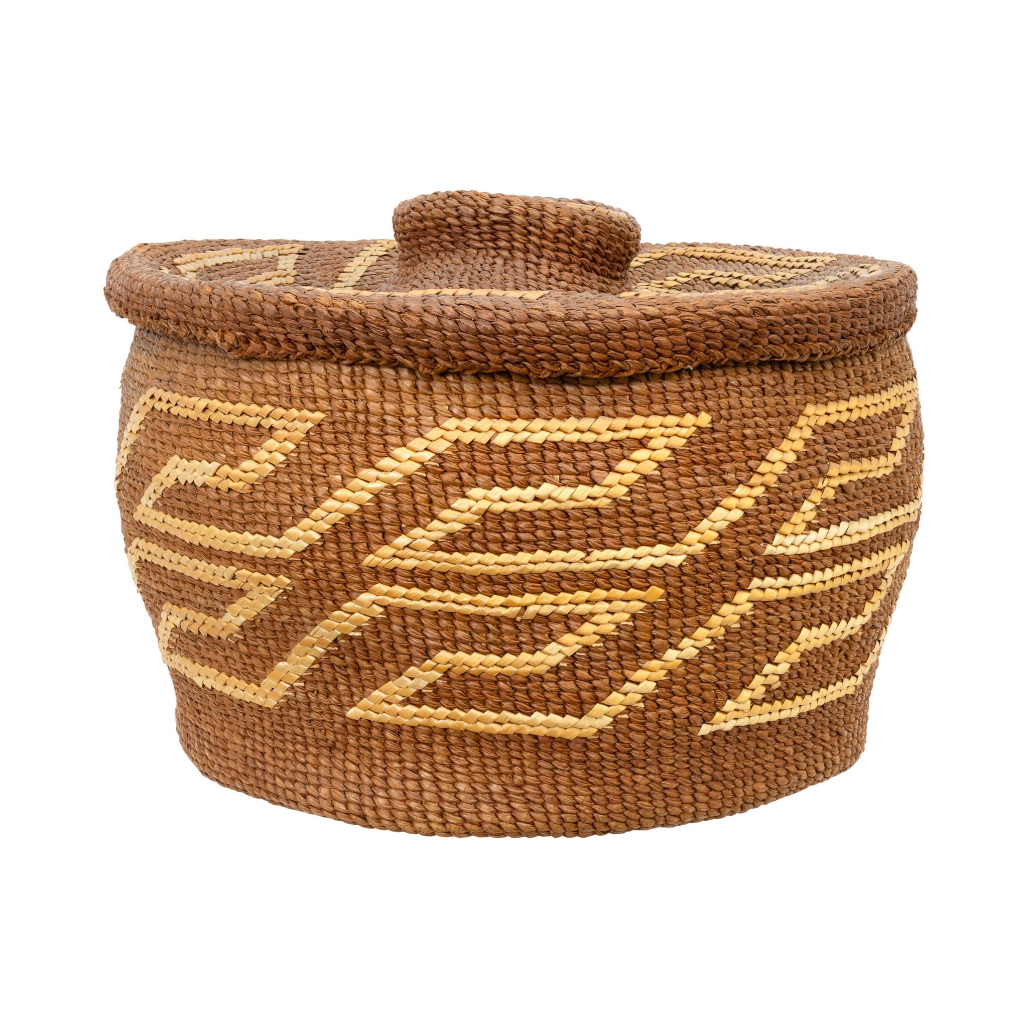 Tsimshian Lidded Basket In Good Condition For Sale In Coeur d'Alene, ID
