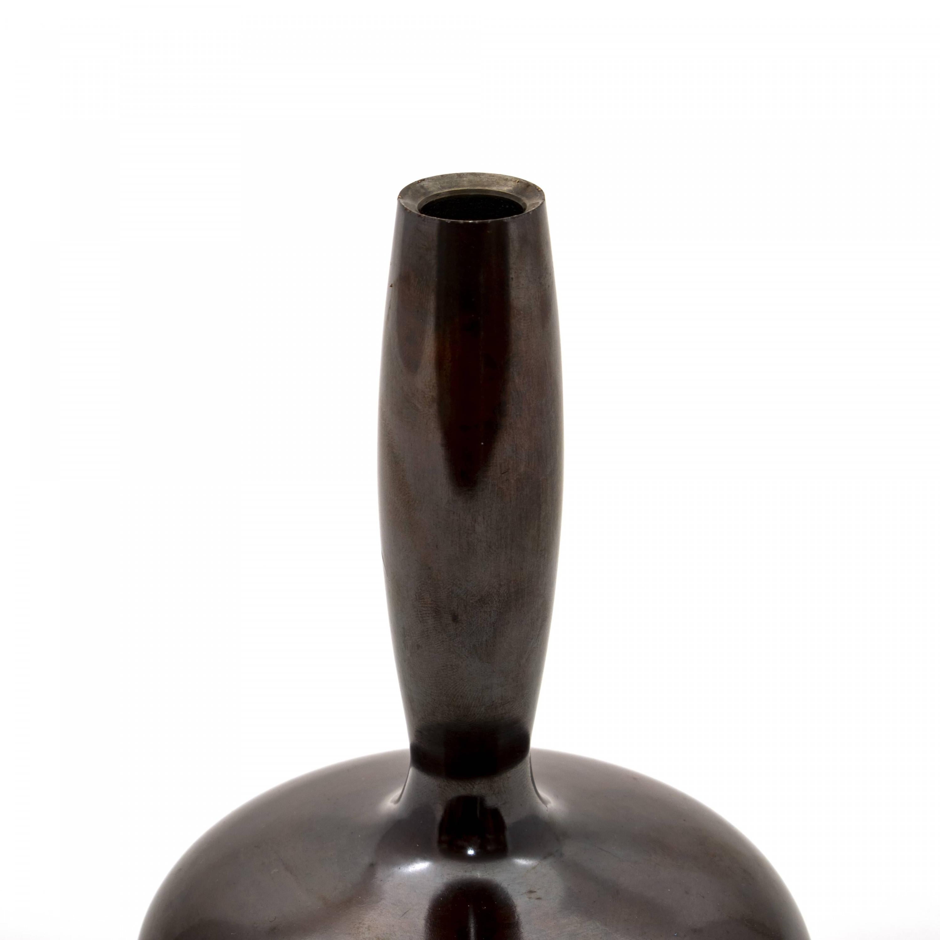 Tsuda Eijyu, an Elegant Japanese Patinated Bronze Vase In Good Condition For Sale In Kastrup, DK