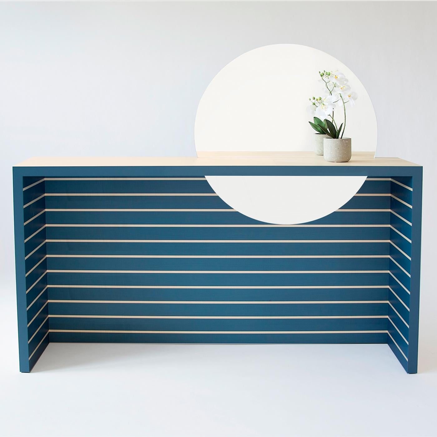 Diese von Sakura Adachi entworfene Konsole besteht aus Ahornholz mit zwei verschiedenen Oberflächen: außen naturbelassen und außen mit blauen und natürlichen Streifen. Die minimale, rechteckige Silhouette weist einen dezentrierten, runden Spiegel