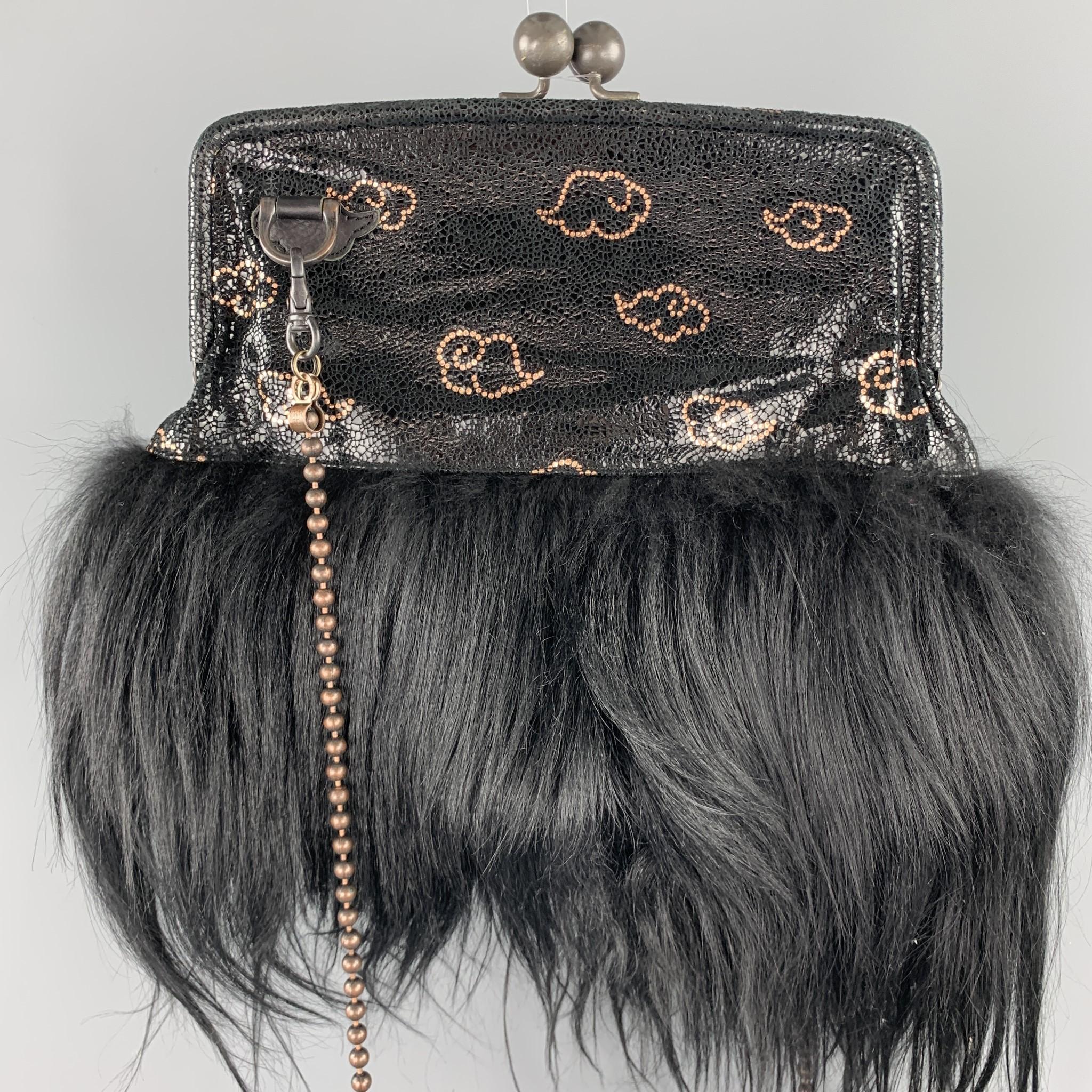 TSUMORI CHISATO kiss lock bag comes in black textured leather with a metallic copper print, detachable bronze ball chain strap, and goat hair trim. Wear throughout. 

Very Good Pre-Owned Condition.

Measurements:

Length:10 in.
Width: 1 in.
Height: