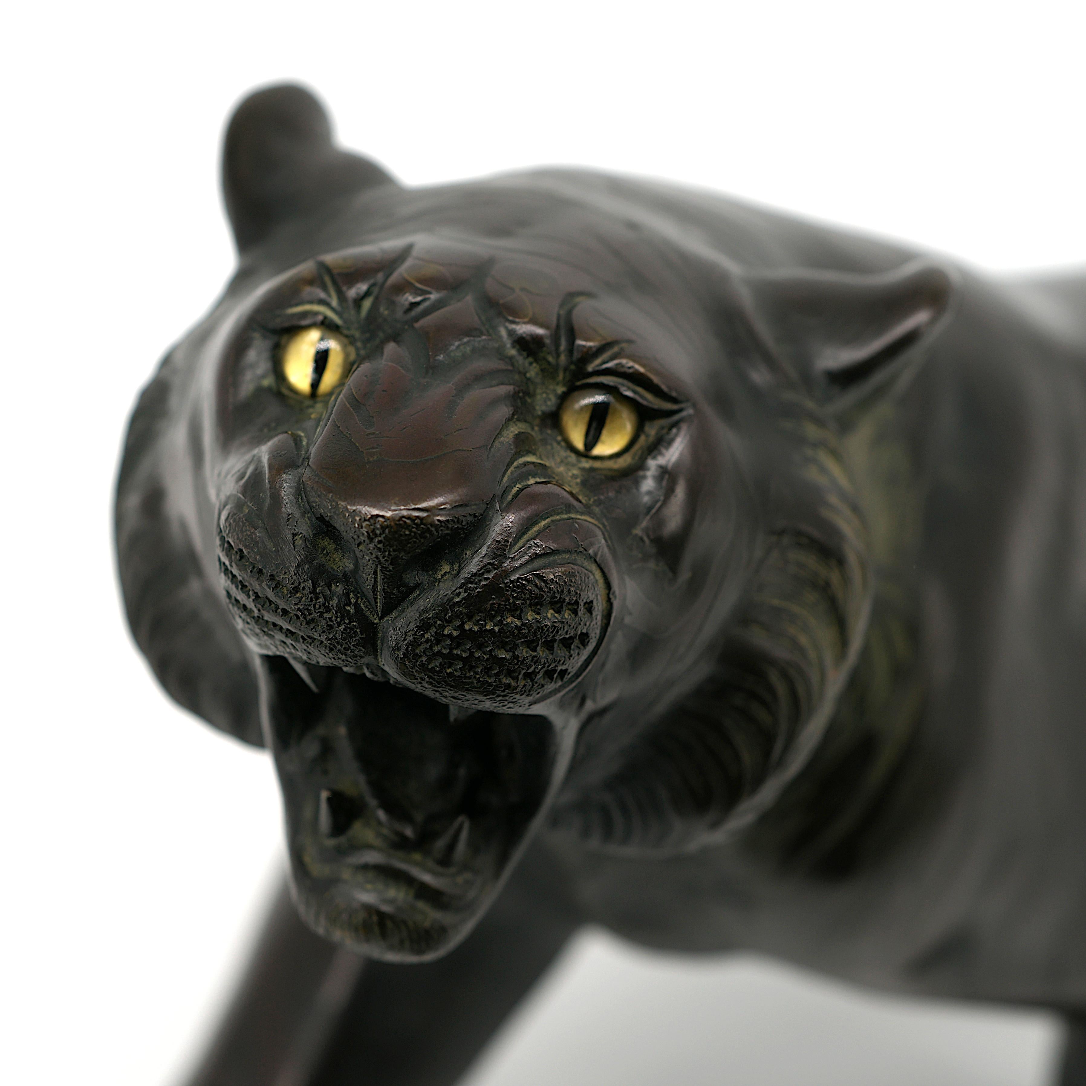 TSUNEMITSU Bronze Tiger With Terrifying Glass Eyes, Meiji, 1868-1912 In Good Condition For Sale In Saint-Amans-des-Cots, FR