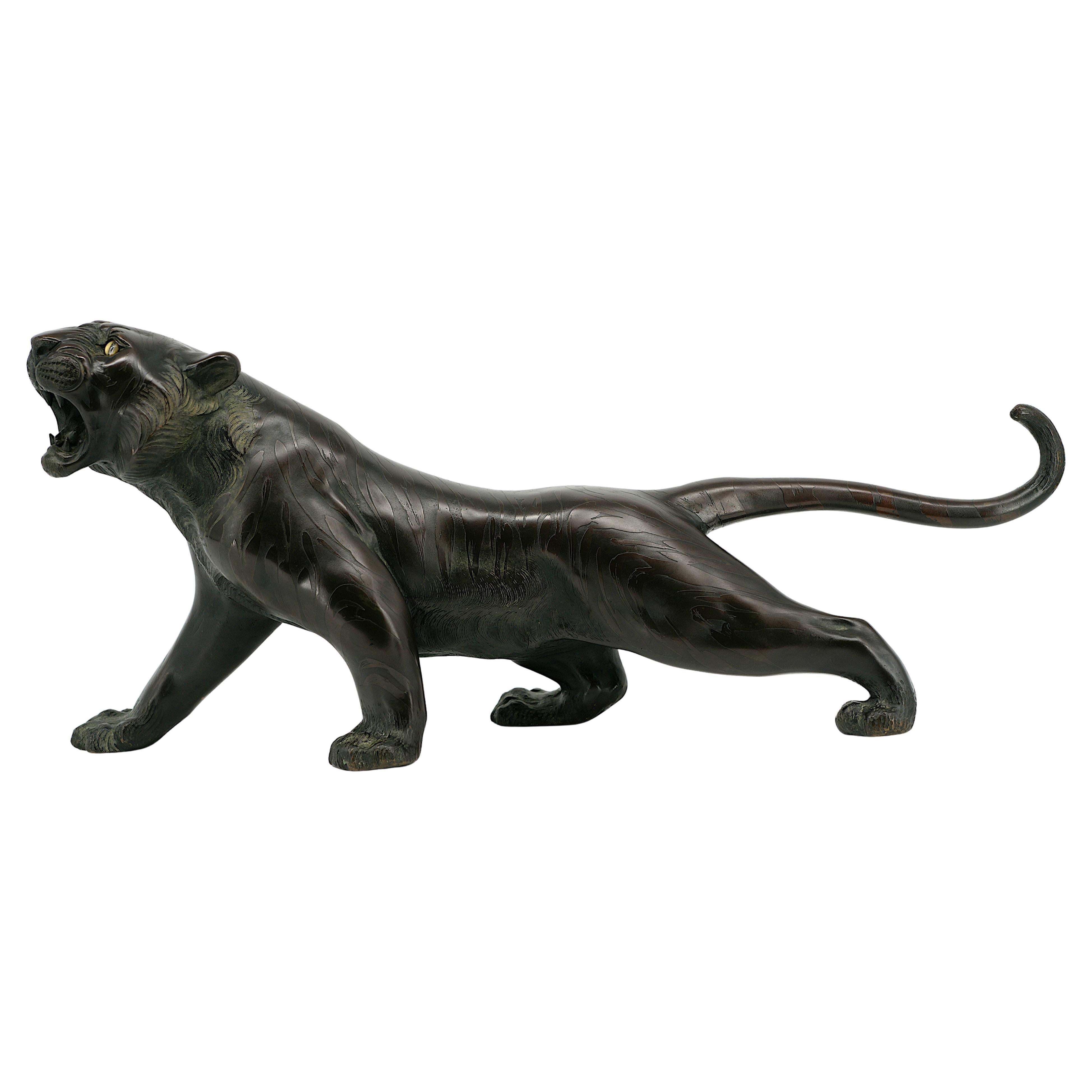 TSUNEMITSU Tigre de bronce con terroríficos ojos de cristal, Meiji, 1868-1912