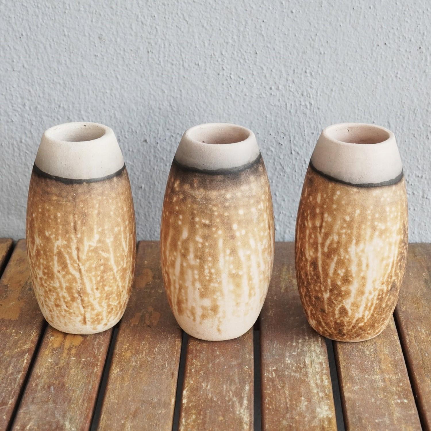 Vous obtenez :

3 unités de vase Tsuri (ne comprend pas les fleurs séchées)

Tsuri ( ツリー ) ~ (n) arbre

Notre vase Tsuri est basé sur la forme classique d'une bouteille, mais avec une ouverture plus large au sommet. Il serait certainement parfait