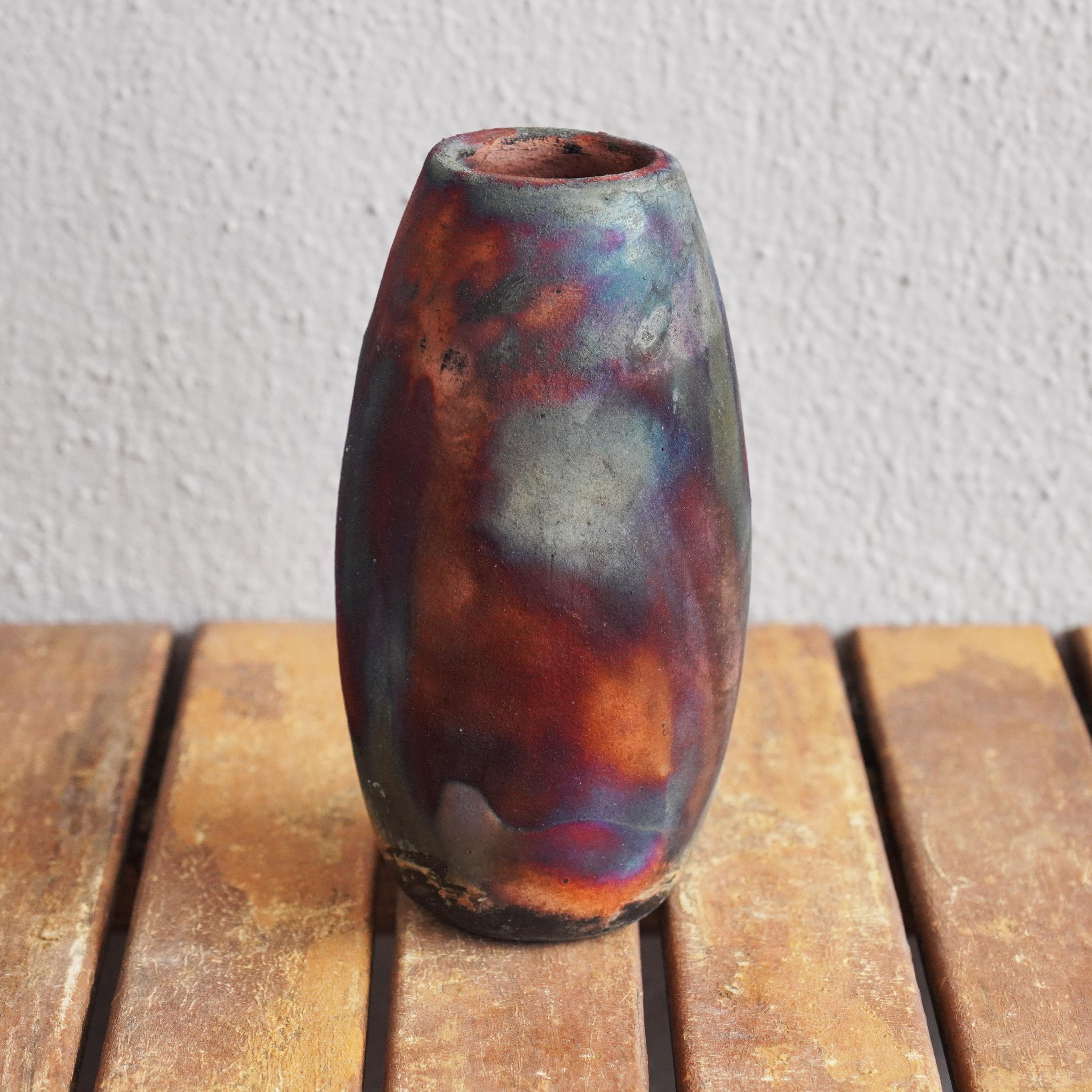 Tsuri ( ツリー ) ~  (n) tree

Our Tsuri vase is based on the classic bottle shape but with a wider mouth at the top. It would definitely look great when put together with other RAAQUU BASICS vases.

You could decorate your space with the Tsuri vase as