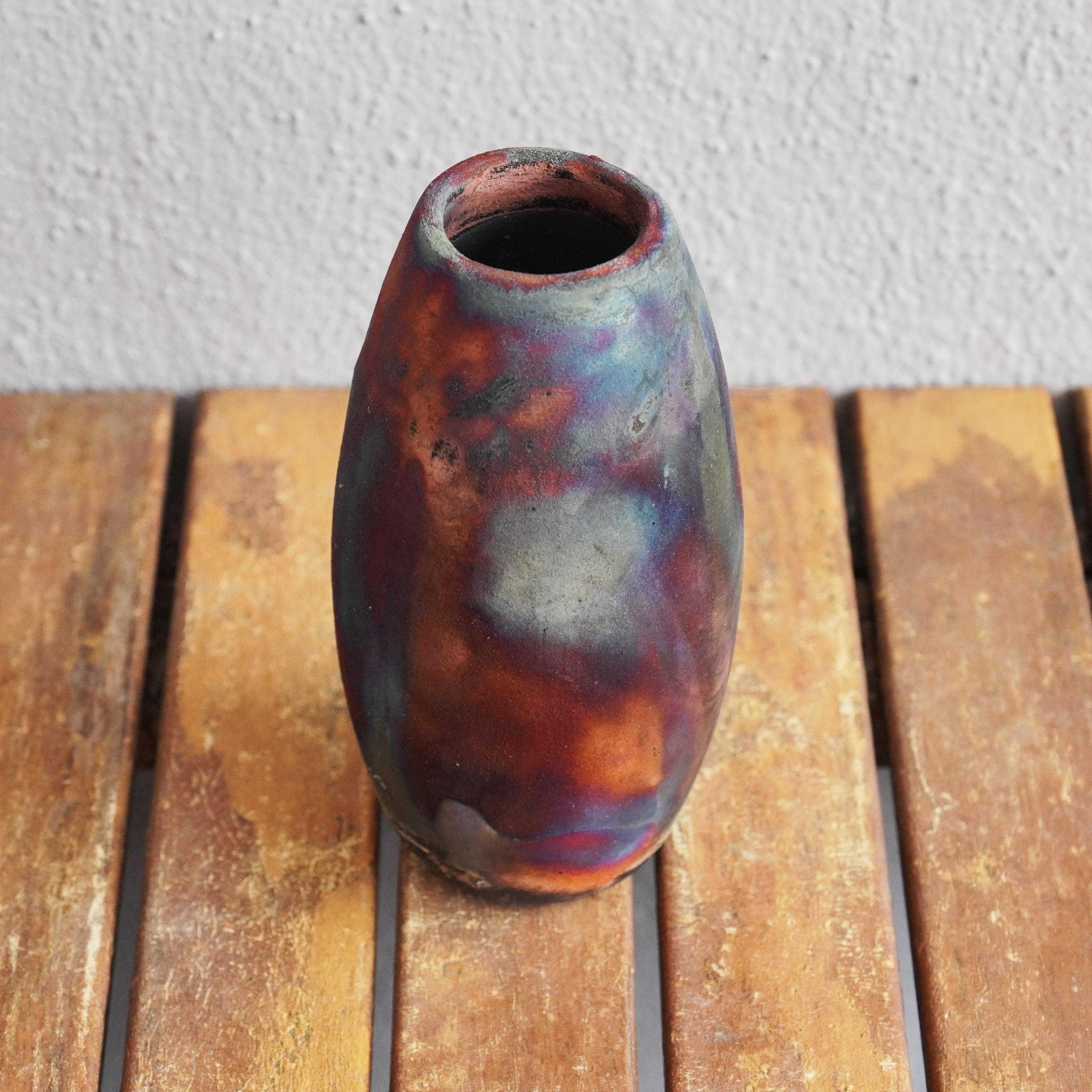 Tsuri Raku-Keramik-Vase – voller Kupfer, matt, handgefertigt, Keramik für Ihr Zuhause (Moderne) im Angebot
