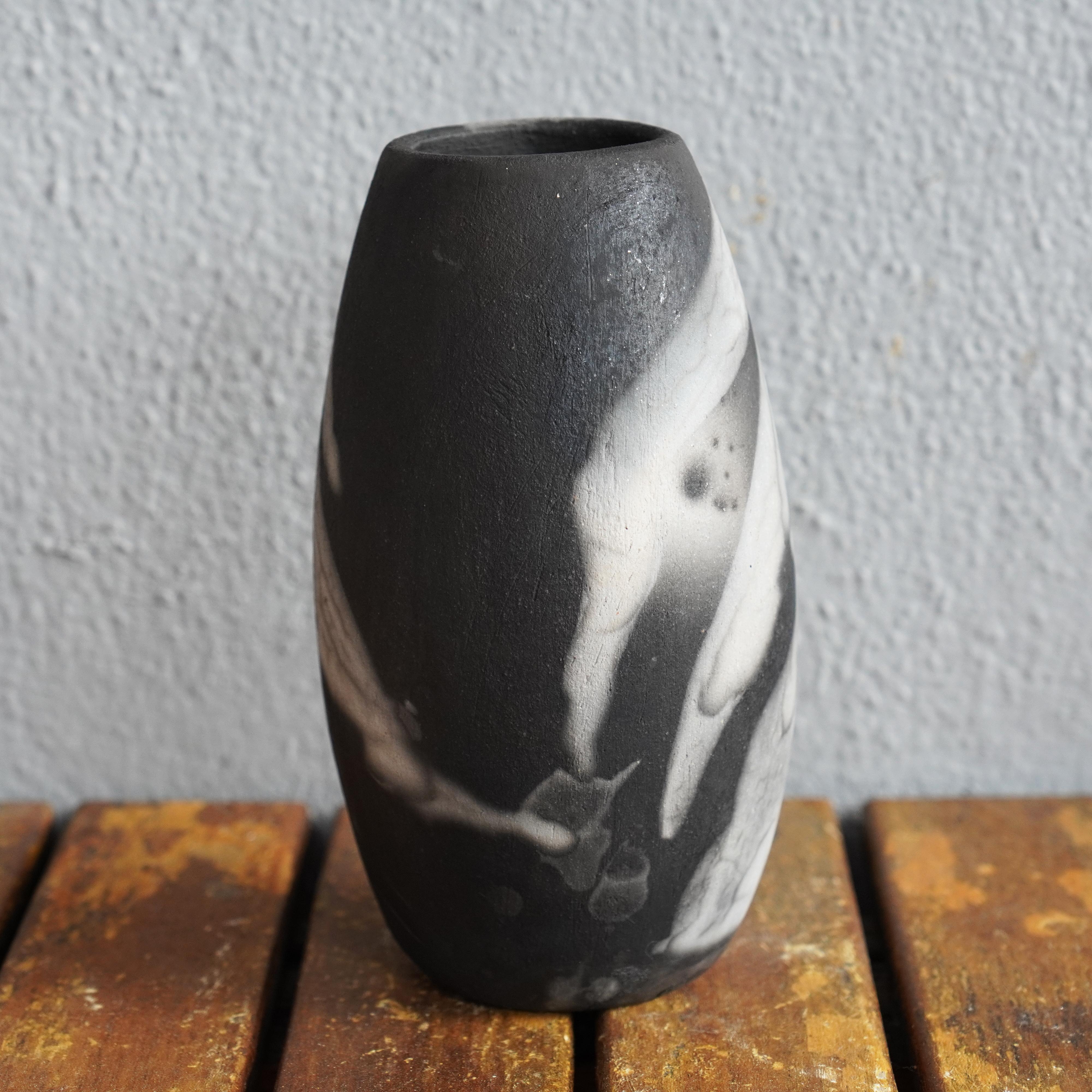 Moderne Vase en poterie Tsuri Raku, raku fumé, cadeau de décoration intérieure en céramique fait à la main en vente