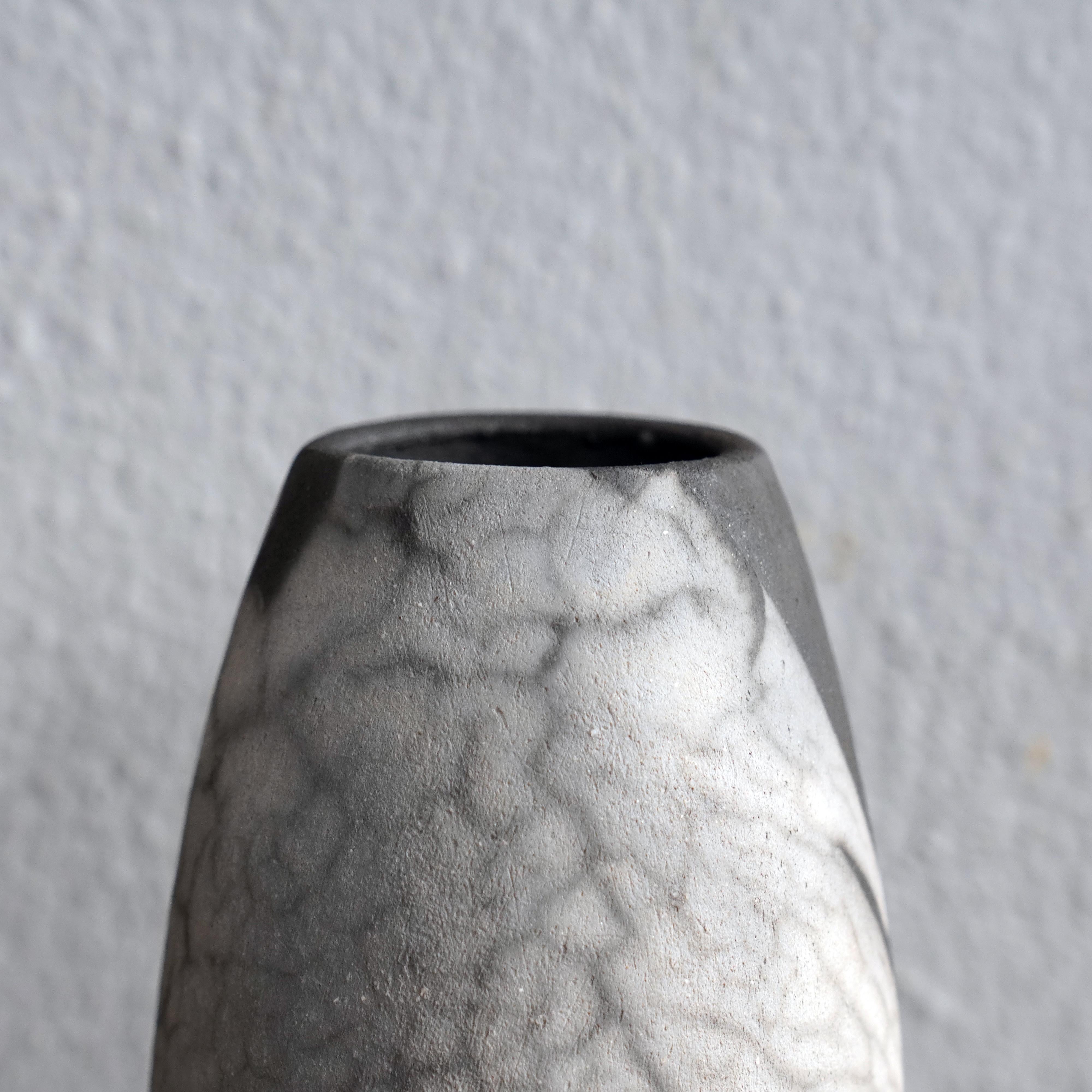 Tsuri Raku-Keramik-Vase, Rauch Raku, handgefertigtes Keramik-Geschenk (Gebrannt) im Angebot