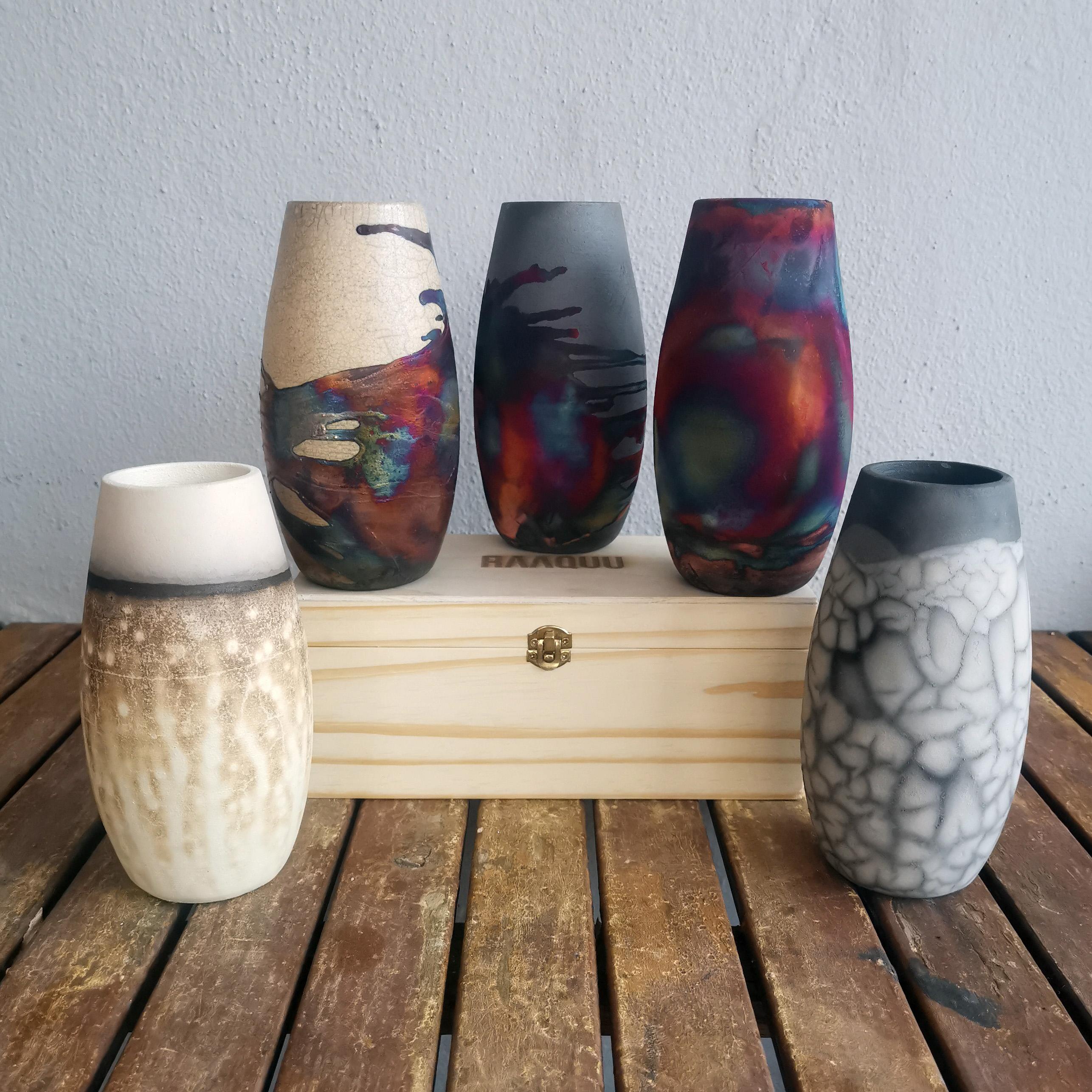 Il s'agit d'un coffret cadeau et le vase est livré dans une boîte en bois de pin de la marque RAAQUU (9 in x 5.1 in x 5.1 in).

VOUS OBTENEZ : 1 Vase dans la finition de votre choix dans une boîte en bois de pin avec fermoir en métal.

Tsuri ( ツリー )