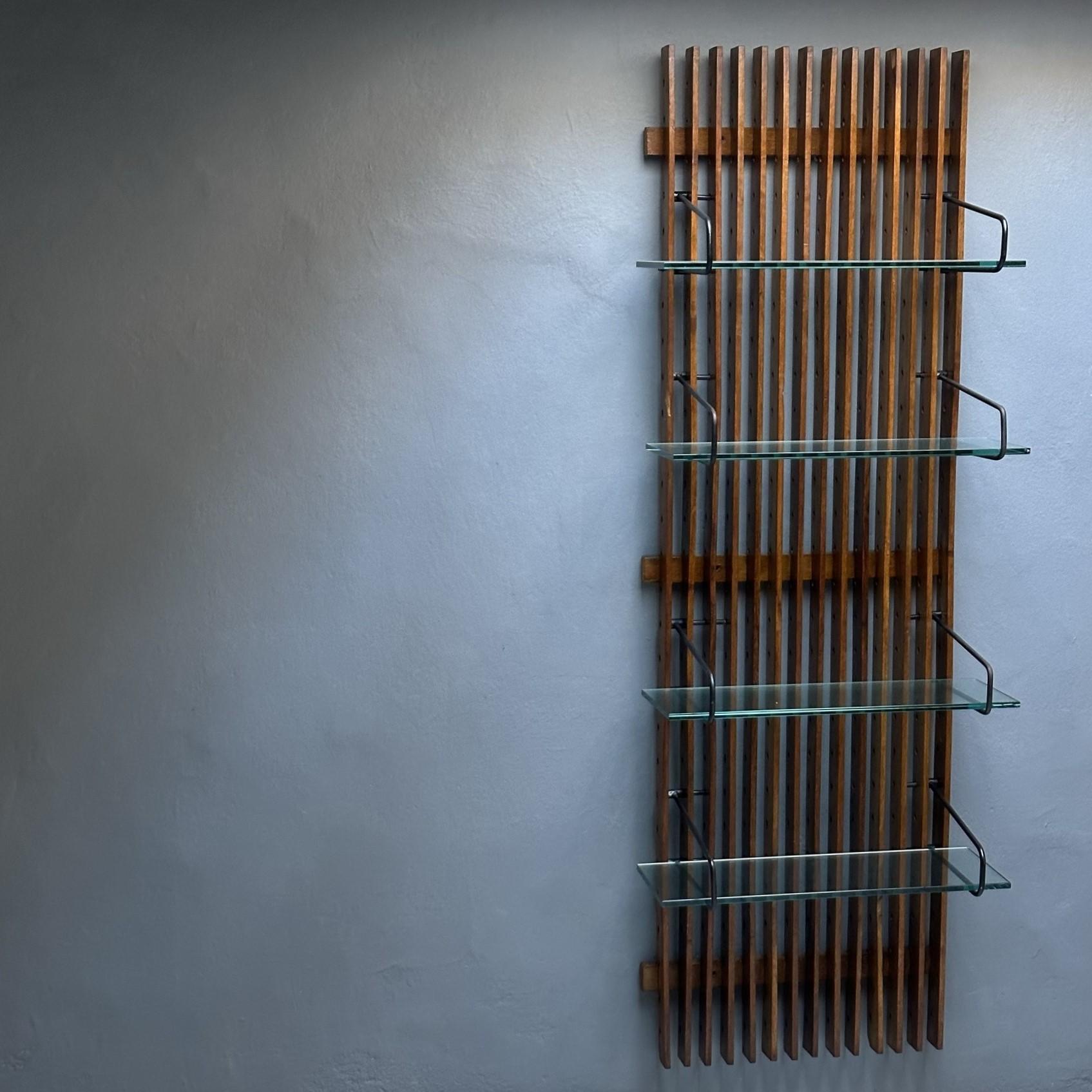 Suspended wall bookcase-étagère from the 1960s, Italian manufacture.
The bookcase has a wooden structure with four transparent glass shelves.
Shelf depth 18cm.
Good condition, however the libraryshow traces of age and use, in particular on the wood.