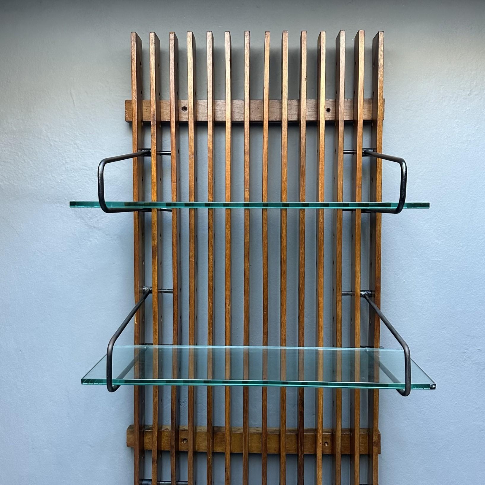 Suspended wooden wall bookcase/etagere with glass shelves from the 1960s For Sale 1