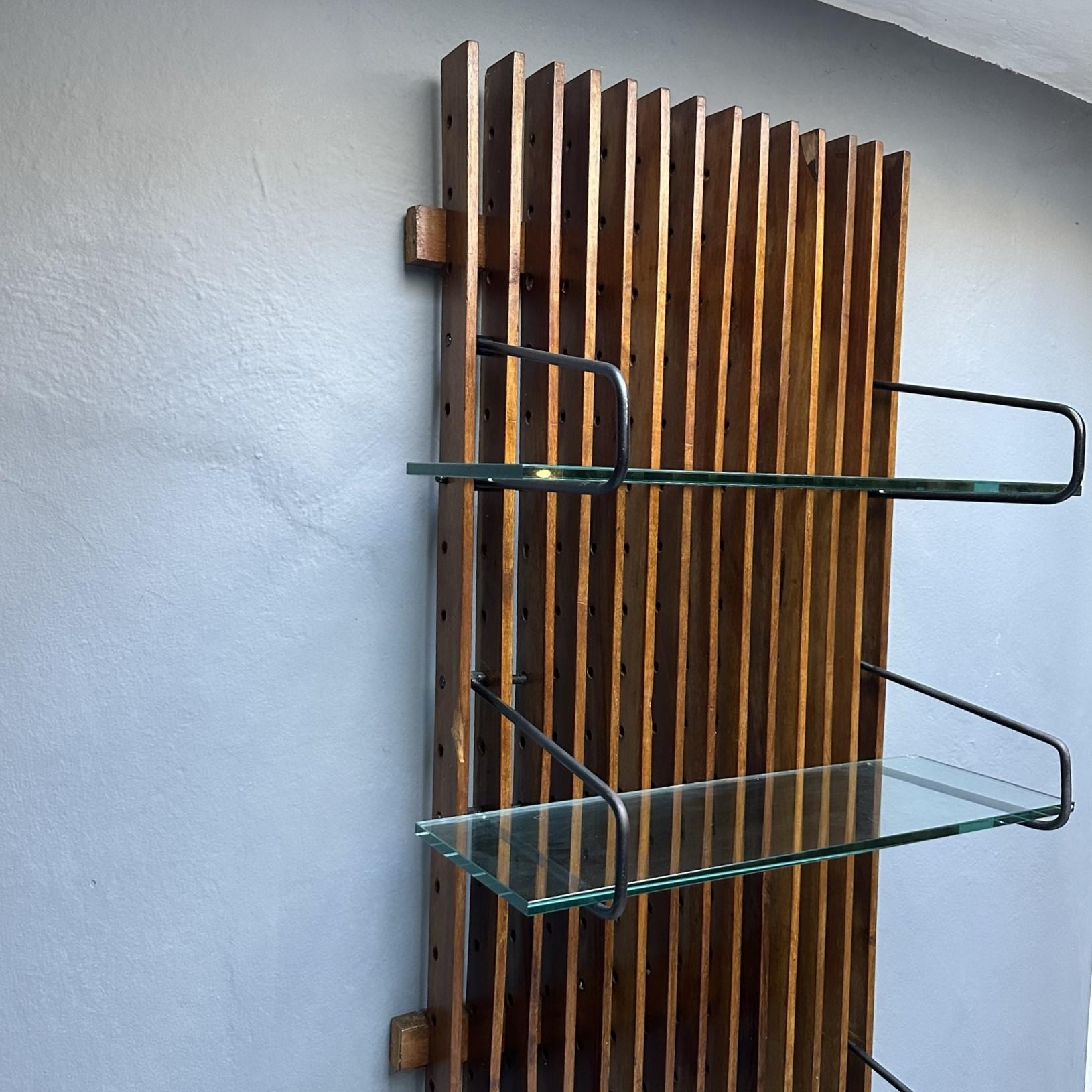 Suspended wooden wall bookcase/etagere with glass shelves from the 1960s For Sale 2