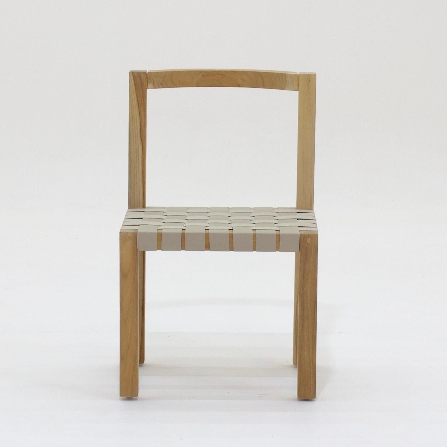 Cette chaise d'extérieur minimaliste a un raisonnement géométrique et élémentaire. Avec l'ADN carré, tous les profils structurels en bois massif sont essentiels pour son fonctionnement et dimensionnés pour assurer la stabilité et la résistance aux