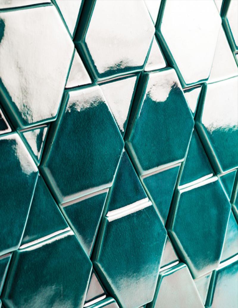 Tua is a rhombus shaped tile that plays with volumetry, allowing the same tile to unfold in an array of shapes,
which go from stellar constellations to elegant waves. The Tua collection is composed by two tiles: Tua Plain, which is flat surfaced,