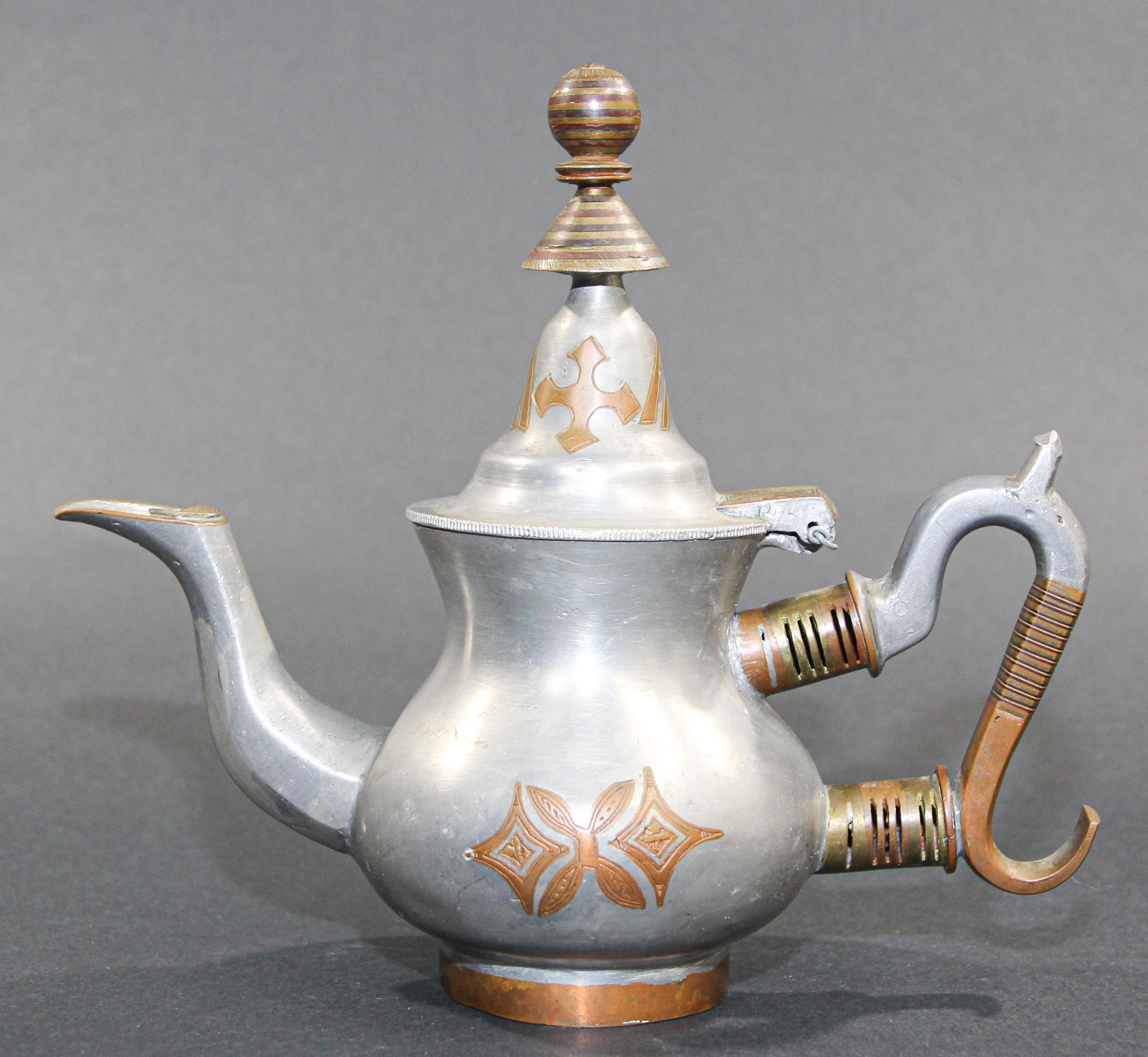 Vintage African Tuareg teapot Mauritania
Mid-20th century Tuareg teapot from Mauritania, Africa, Western Sahara.
Handcrafted of pewter, copper and brass decorations.
The Tuareg people inhabit a large area, covering almost all the middle and western