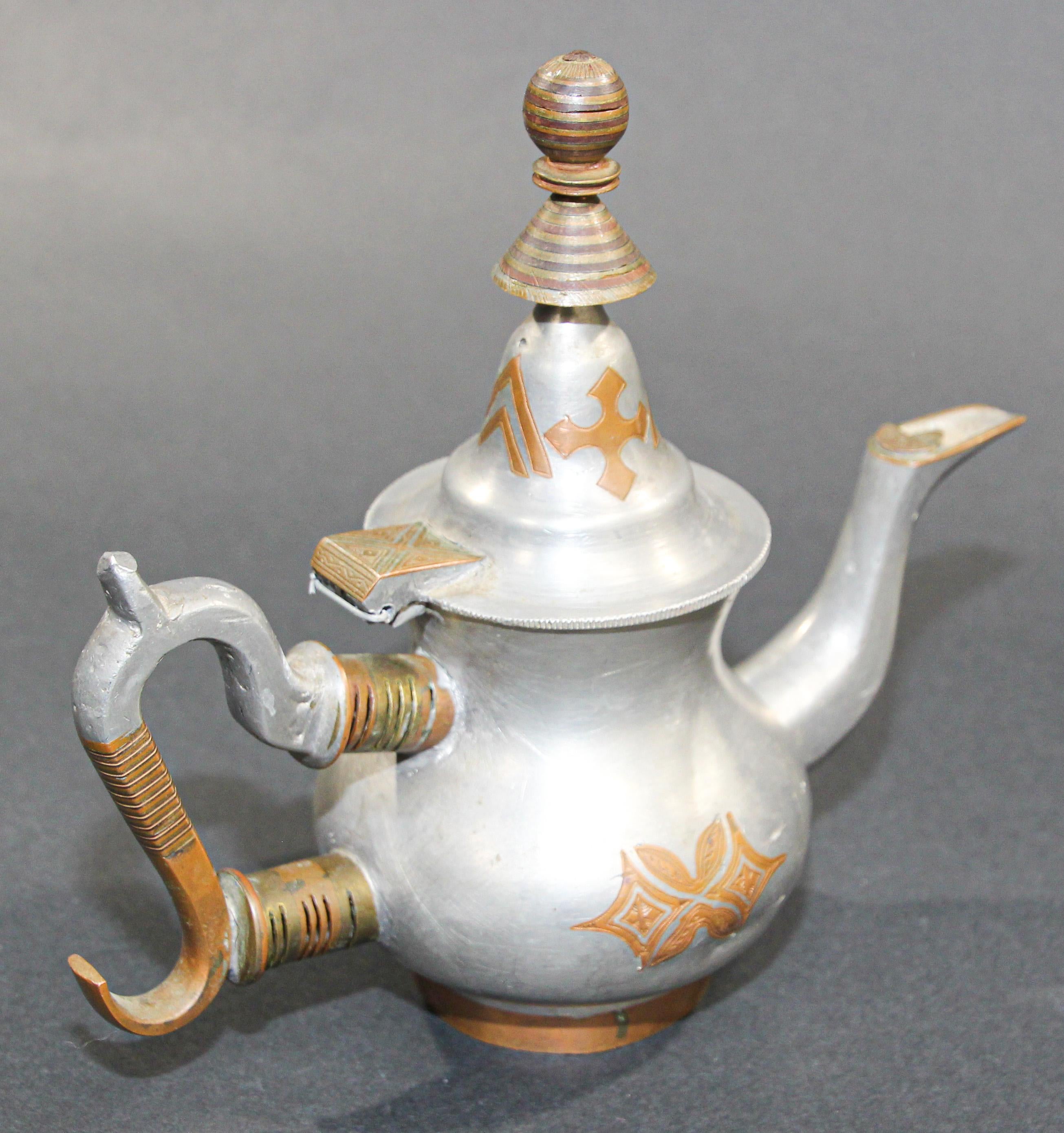 Tuareg African Pewter Tea Pot from Mauritania In Good Condition For Sale In North Hollywood, CA