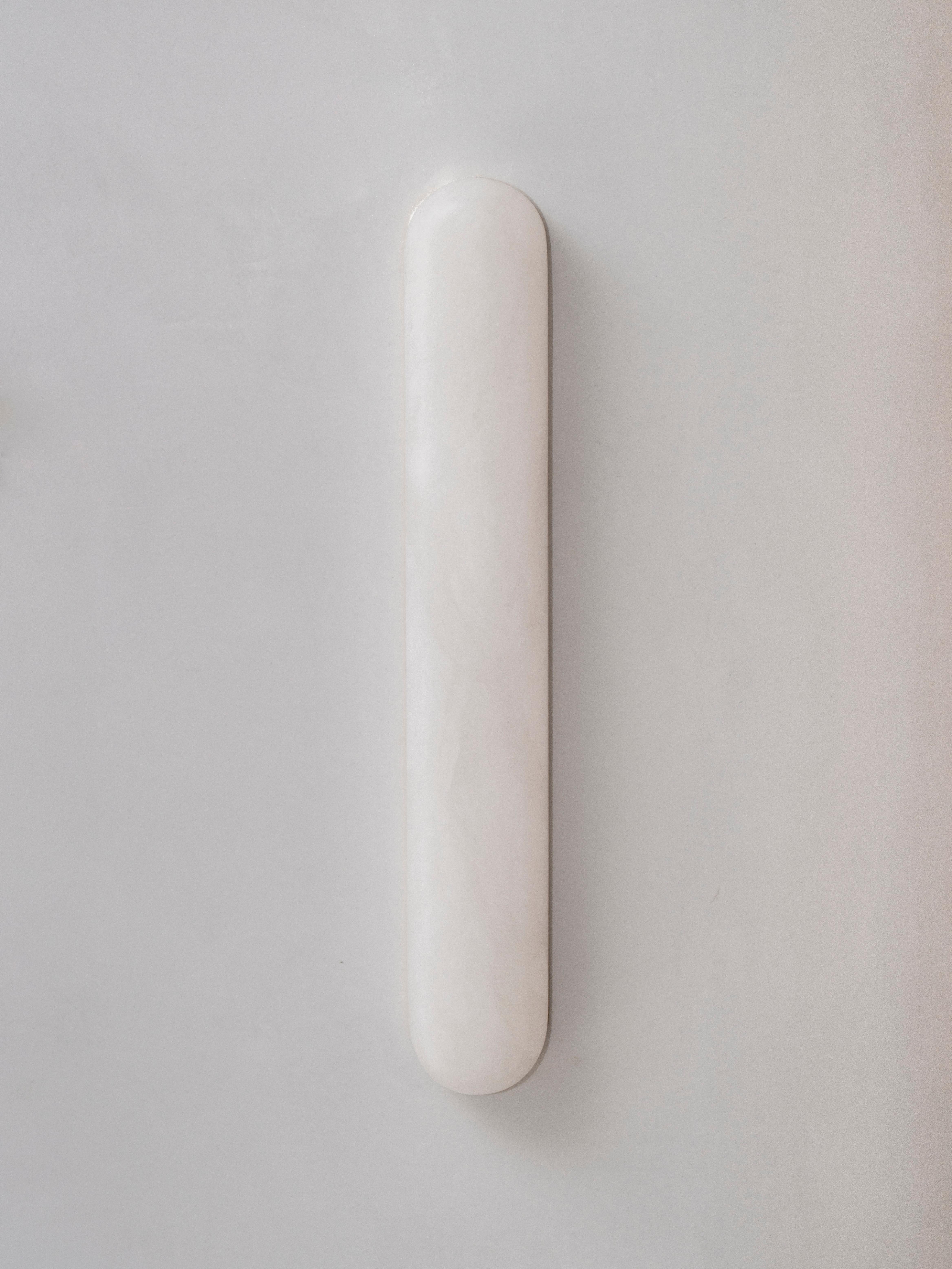 Aplique Tub 45 Wide Alabaster by Contain
Dimensiones: P 5 x An 7 x Al 45 cm
Materiales: Alabastro.

También disponible en diferentes dimensiones.

Todas nuestras lámparas pueden cablearse según cada país. Si se vende a EE.UU., se cableará para ese