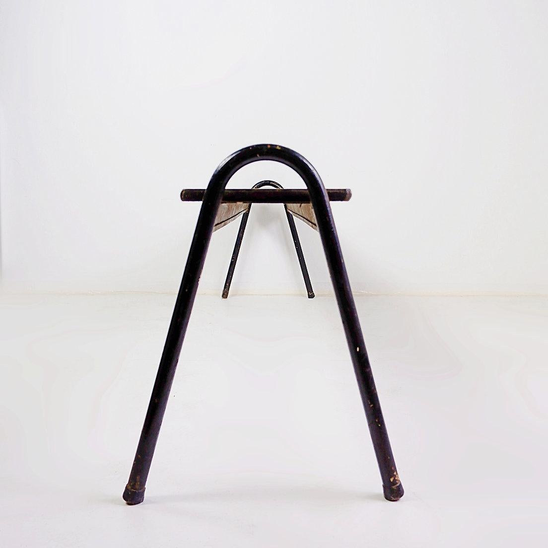 Tubax Banco negro de madera y metal - Diseño minimalista - Años 50
Banco - Minimalista - Tubax
Medidas : 206cmx40cm H:50 SH:45cm 
Materiales : Madera - Metal 
