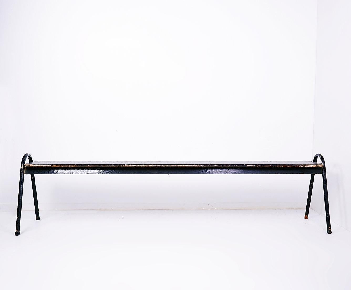 Tubax Banco negro de madera y metal - Diseño minimalista - Años 50- ancho 206 cm Industrial en venta