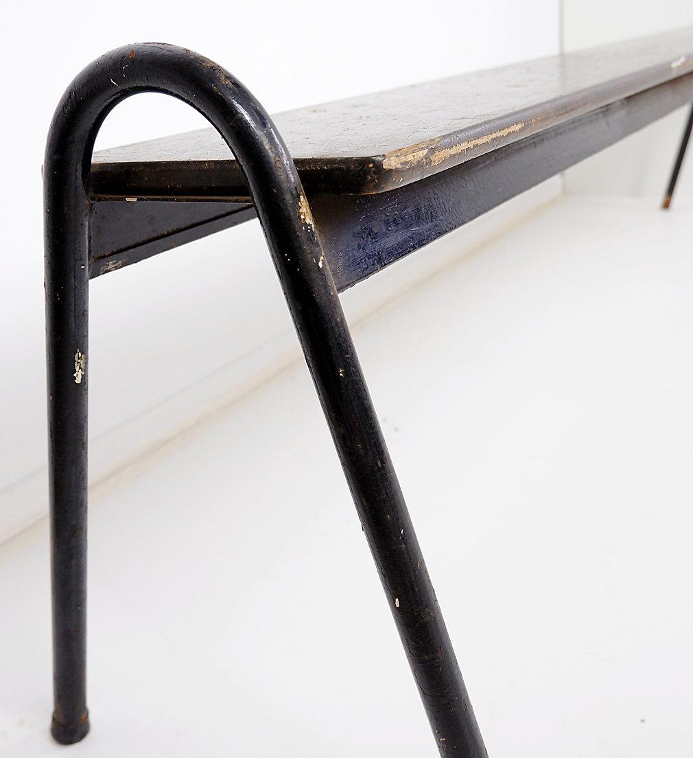 Tubax Banco negro de madera y metal - Diseño minimalista - Años 50- ancho 206 cm Belga en venta