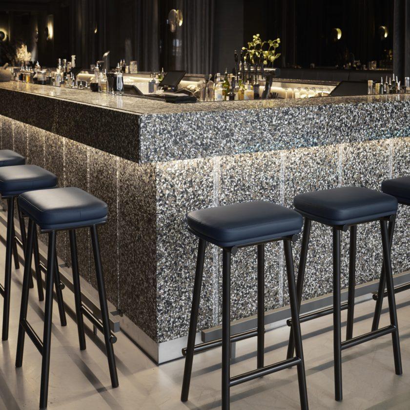 Tabouret de comptoir Tubby Tube avec cadre noir et assise en cuir bleu marine, Faye Toogood Neuf - En vente à Brooklyn, NY