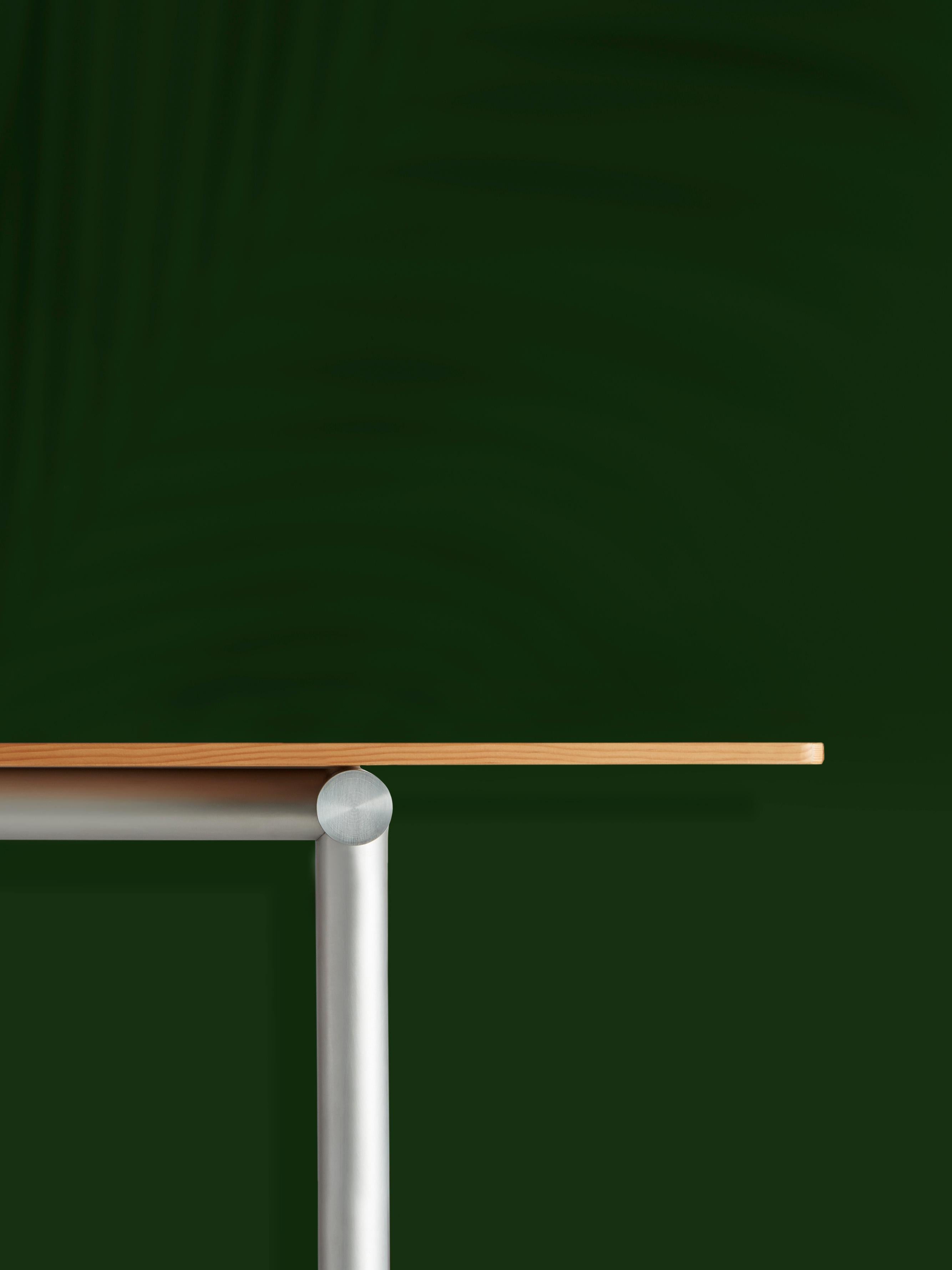 Mesa de comedor grande Tubby Tube con estructura de aluminio by Faye Toogood en venta 4