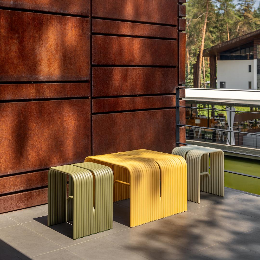 Poudré Table basse en aluminium TUbe par Joyf en vente