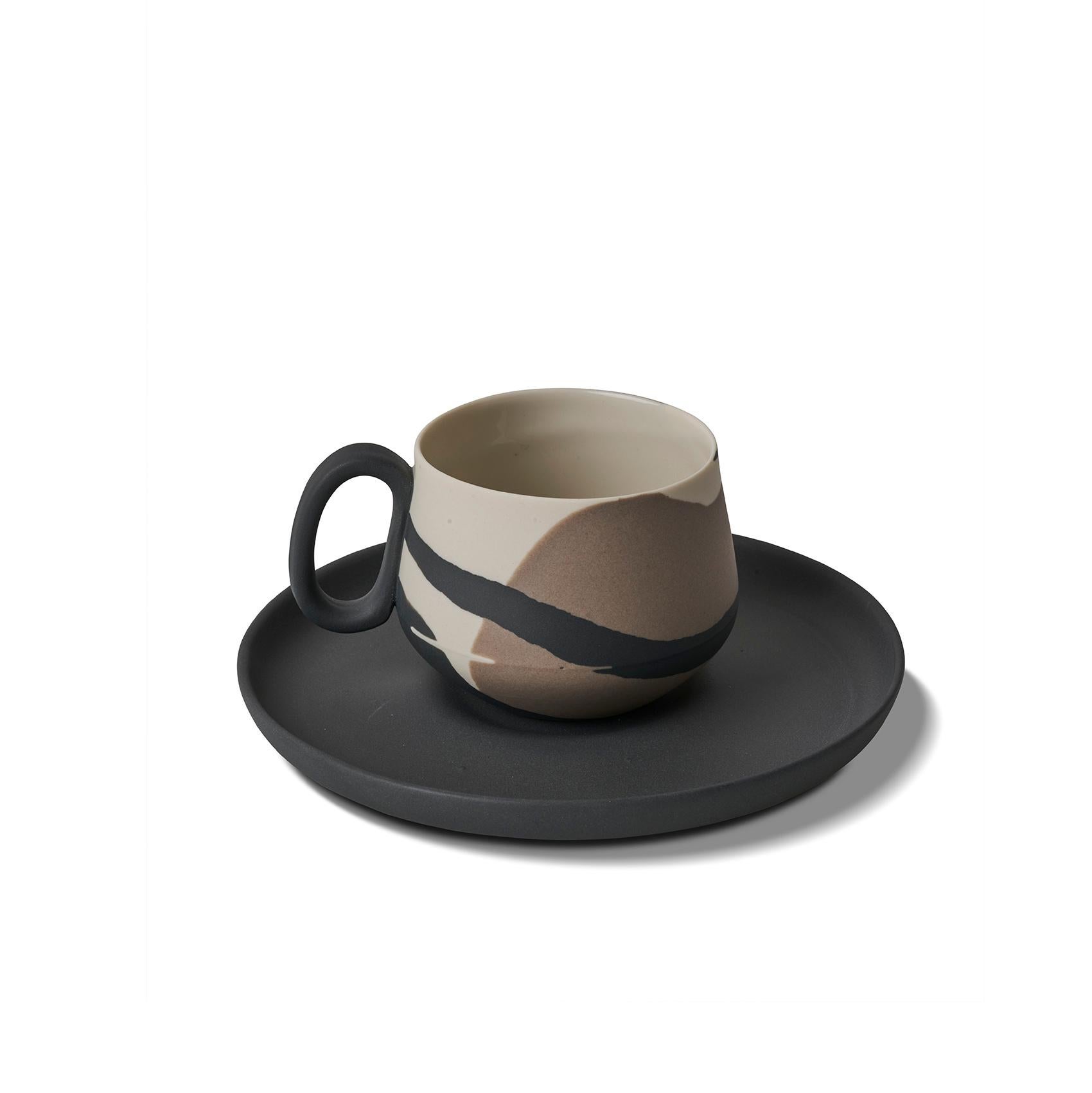 Die sorgfältig von Hand gefertigten Espressotassen von Esma Dereboy sind so konzipiert, dass sie Ihrem täglichen Kaffeegenuss einen Hauch von Luxus verleihen. Mit ihren einzigartigen Farben bilden diese Espressotassen in Kombination mit den