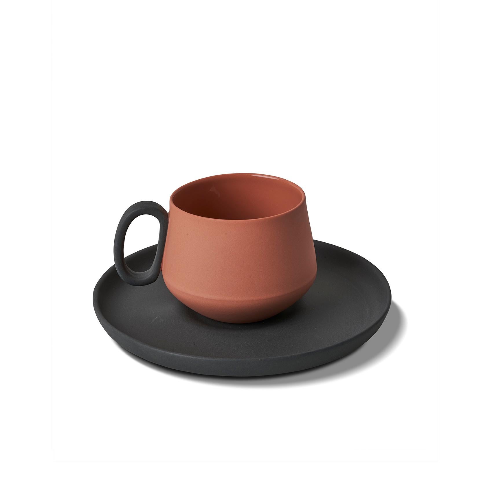 Die sorgfältig von Hand gefertigten Espressotassen von Esma Dereboy sind so konzipiert, dass sie Ihrem täglichen Kaffeegenuss einen Hauch von Luxus verleihen. Mit ihren einzigartigen Farben bilden diese Espressotassen in Kombination mit den
