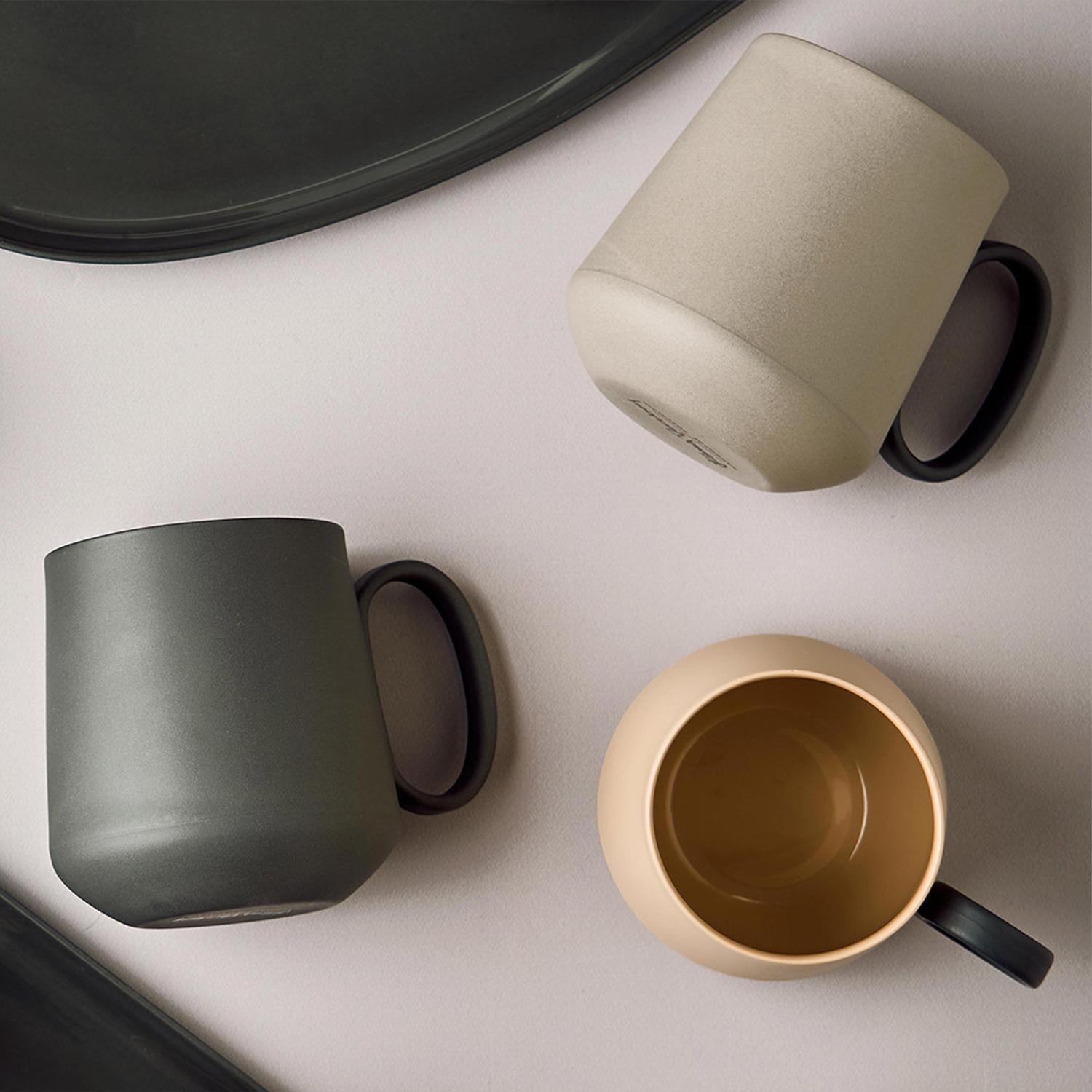 Set de dos tazas de porcelana hechas a mano - Paja   Colección Esma Dereboy Tube Glaseado en venta