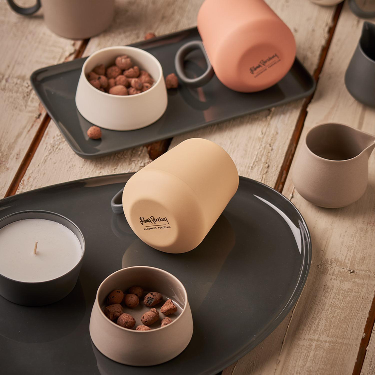 Set de dos tazas de porcelana hechas a mano - Paja   Colección Esma Dereboy Tube en Nuevo estado para la venta en Esentepe, TR