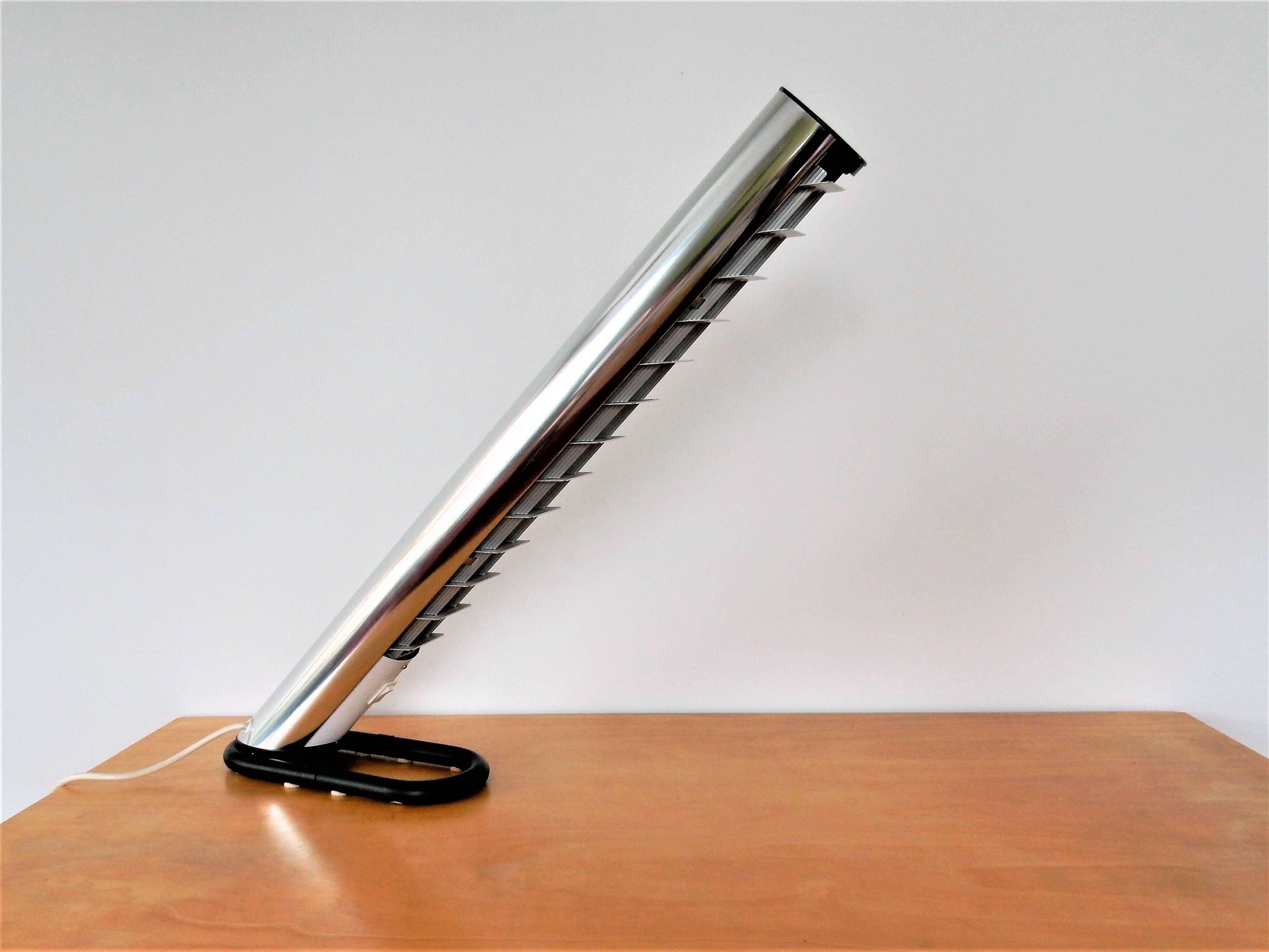 This very nice and futuristic-looking desk lamp was designed by Göran Pehrson in 1978 for Ateljé Lyktan in Sweden. The lamp shows a tube shaped pipe with one fluorescent bulb. The metal diffuser enables one to position the light more down or