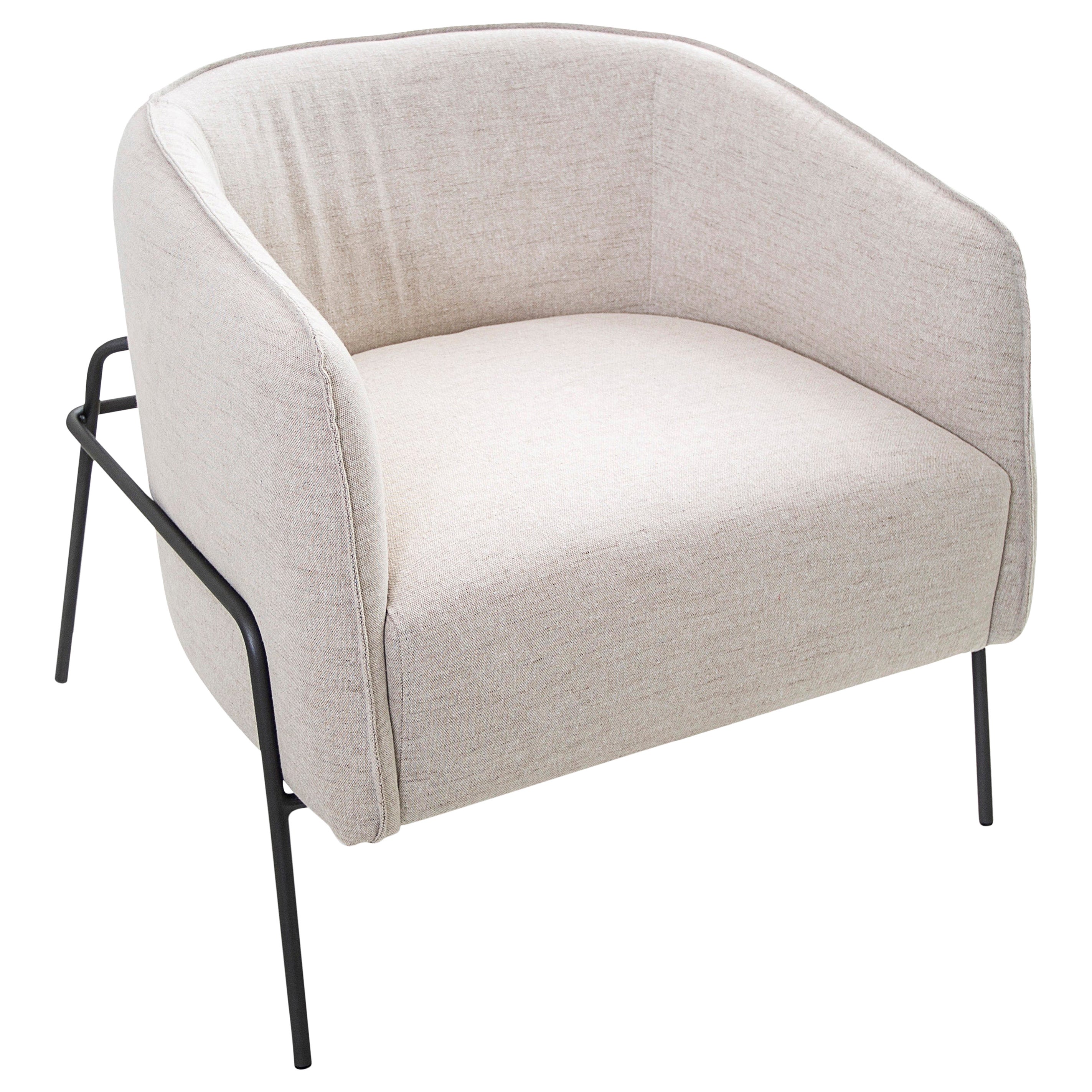 Fauteuil moderne de style baignoire par Uultis avec base en métal graphite et tissu ivoire. Voici le fauteuil rembourré Bella d'Uultis, un mélange raffiné de design moderne et de confort classique qui apporte une touche de sophistication à n'importe