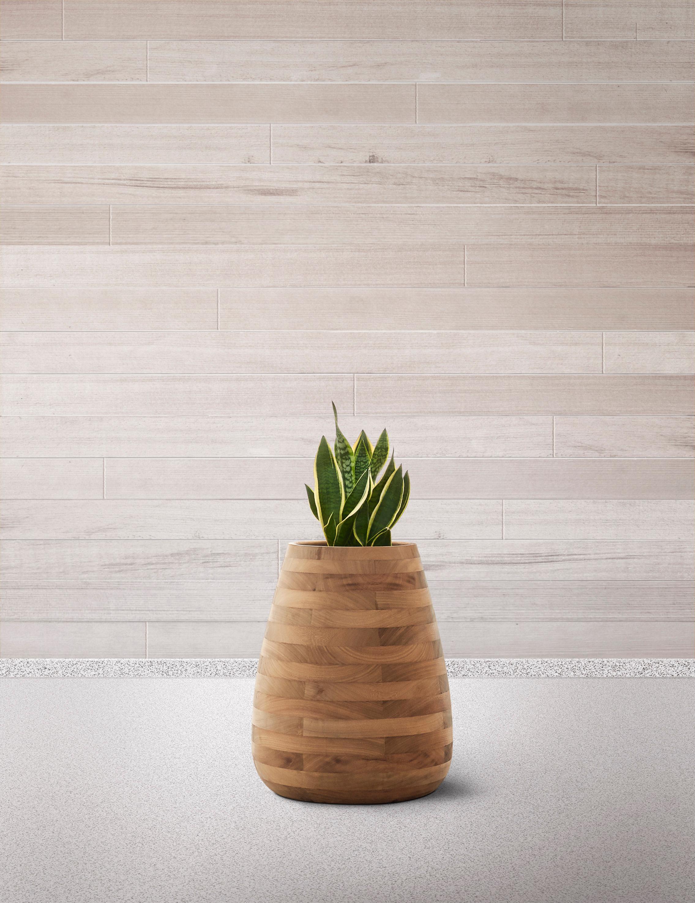 Jardinera Mediana de Madera Natural Tuber de Indigenus
Diseñado por Haldane Martin
Dimensiones: Ø 57 x A 61 cm.
Materiales: Madera.
Peso: 28 kg.

Disponible en madera natural/aceitada o piedra. Hay disponibles diferentes colores y tamaños. Póngase