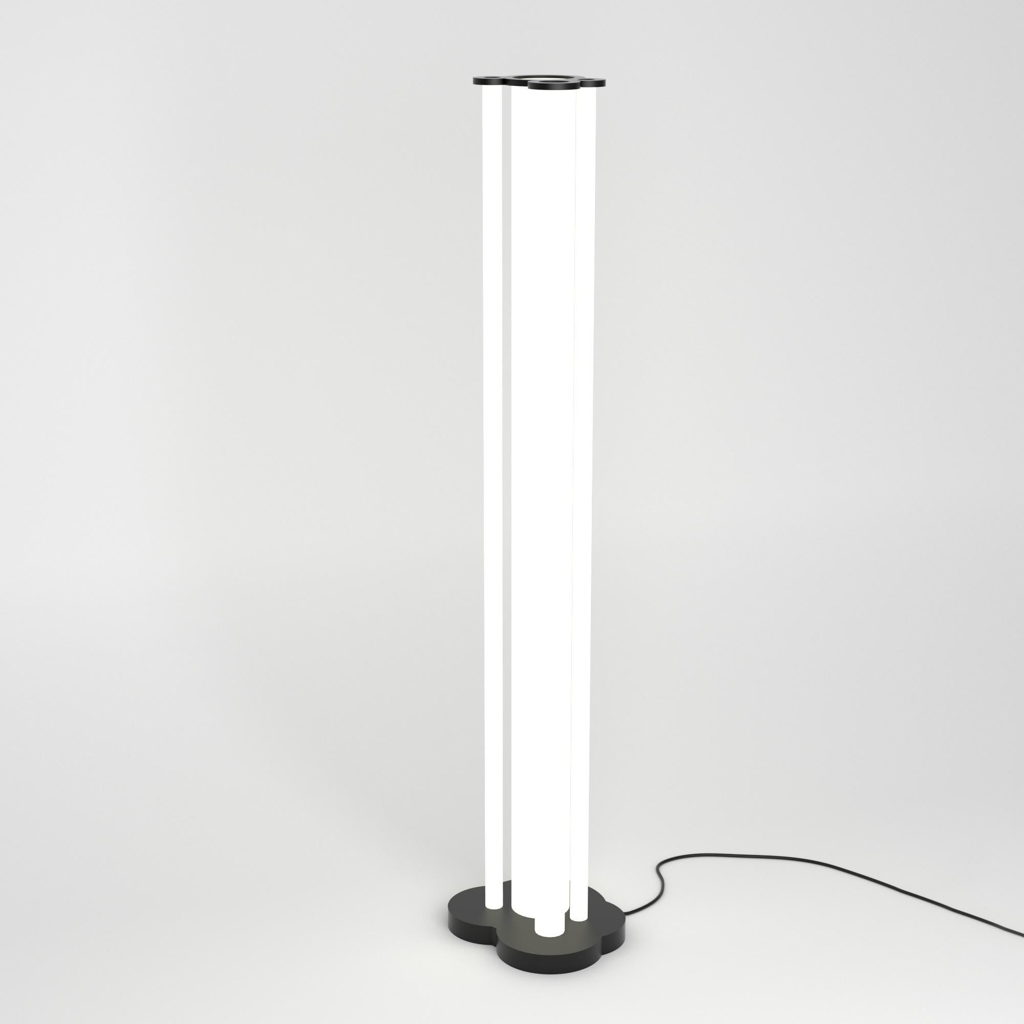 Lampada da terra Tubes di Atelier A Light
Dimensioni: P 28 x L 30 x H 143,5 cm.
Materiali: Metallo verniciato a polvere, acrilico bianco.

Disponibile in alluminio, ottone o nero. Contattateci.

Tutte le nostre lampade possono essere cablate a