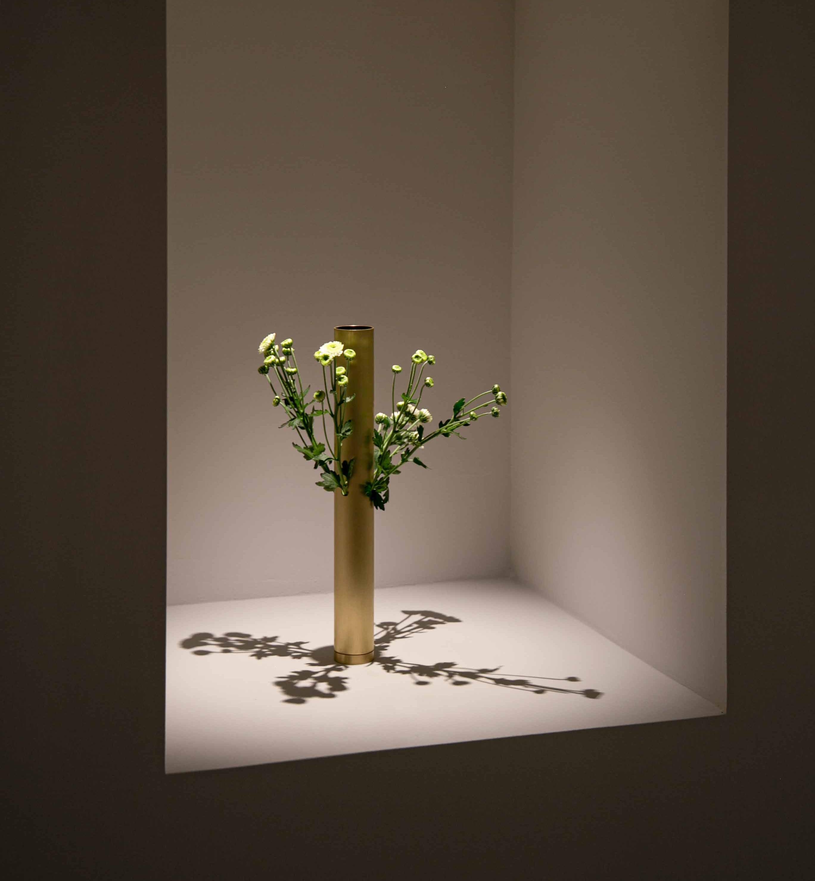 Tubito 002 est un vase en aluminium poli avec des perforations latérales qui servent d'ouvertures alternatives pour les fleurs qu'il doit contenir. Inspirée de l'art japonais de l'Ikebana et des Almorratxes espagnols, pinasaan est une série de vases