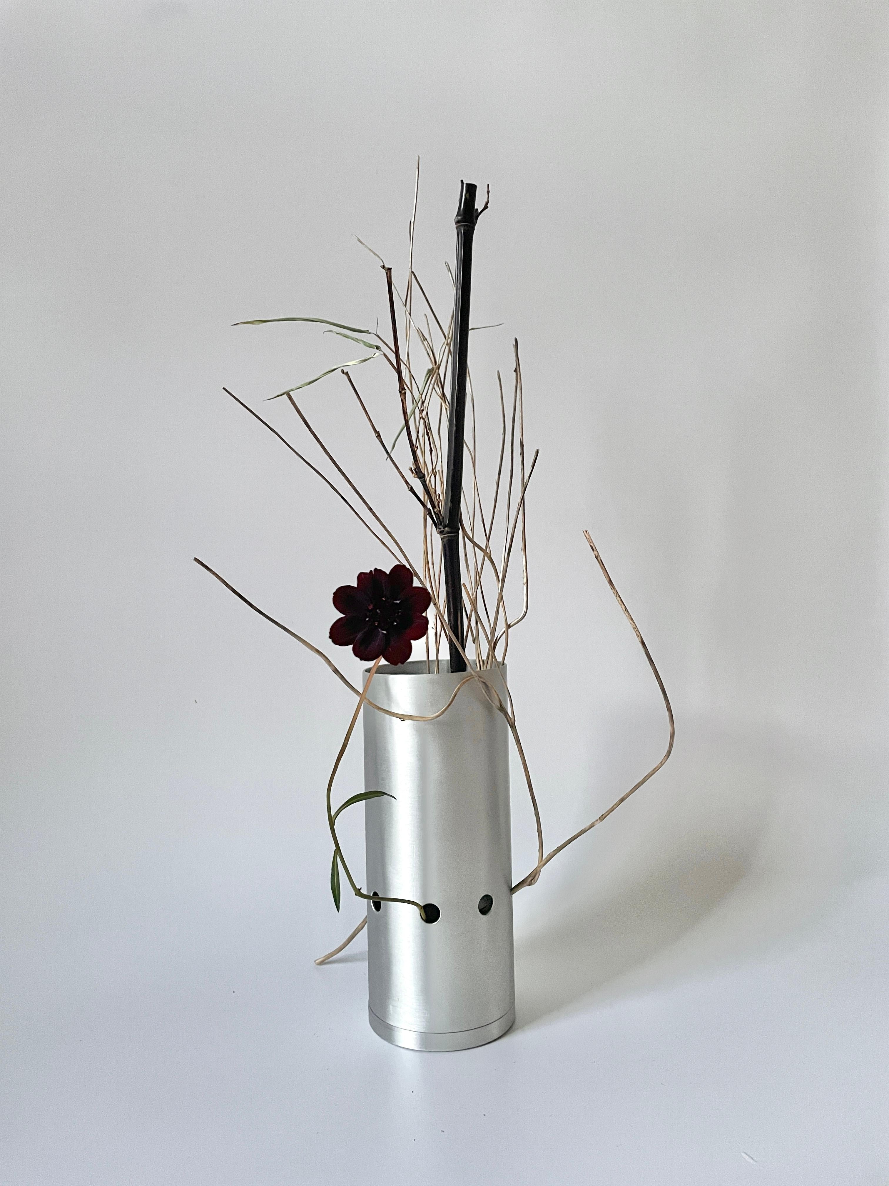 Tubino 003 Minimal Aluminium Flower Vase For Sale 6