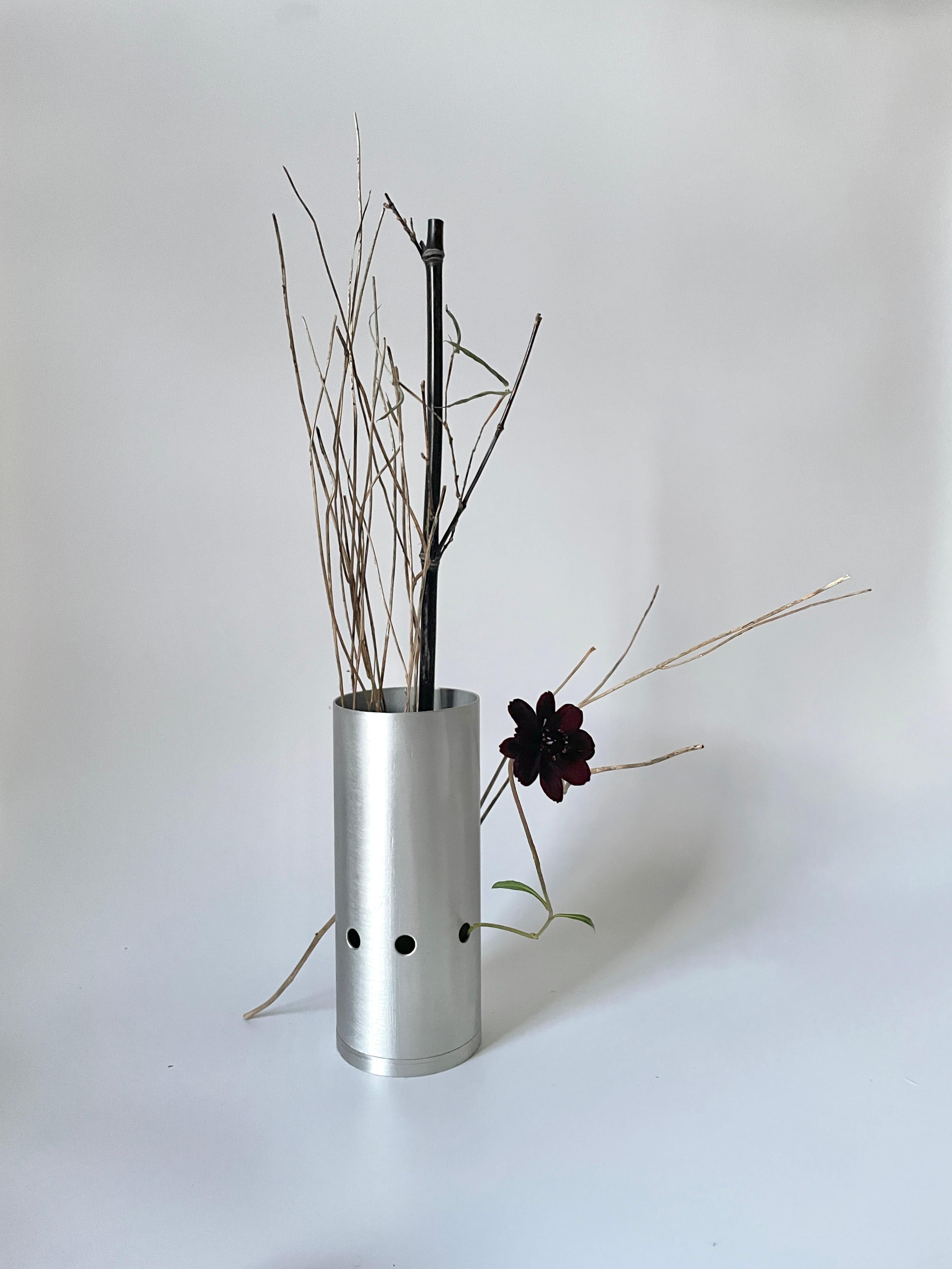 Tubino 003 Minimal Aluminium Flower Vase For Sale 7