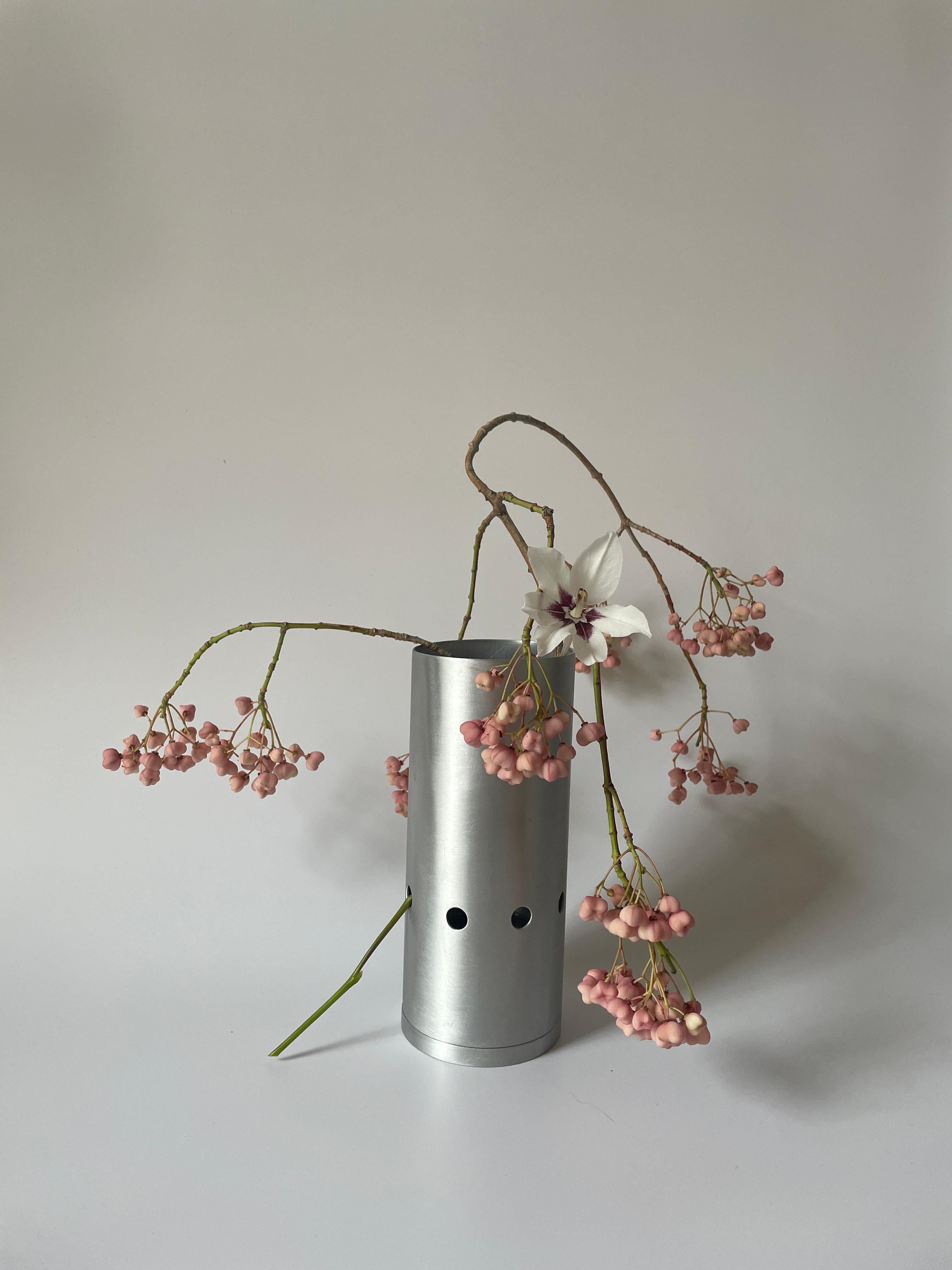 Polished Tubino 003 Minimal Aluminium Flower Vase For Sale