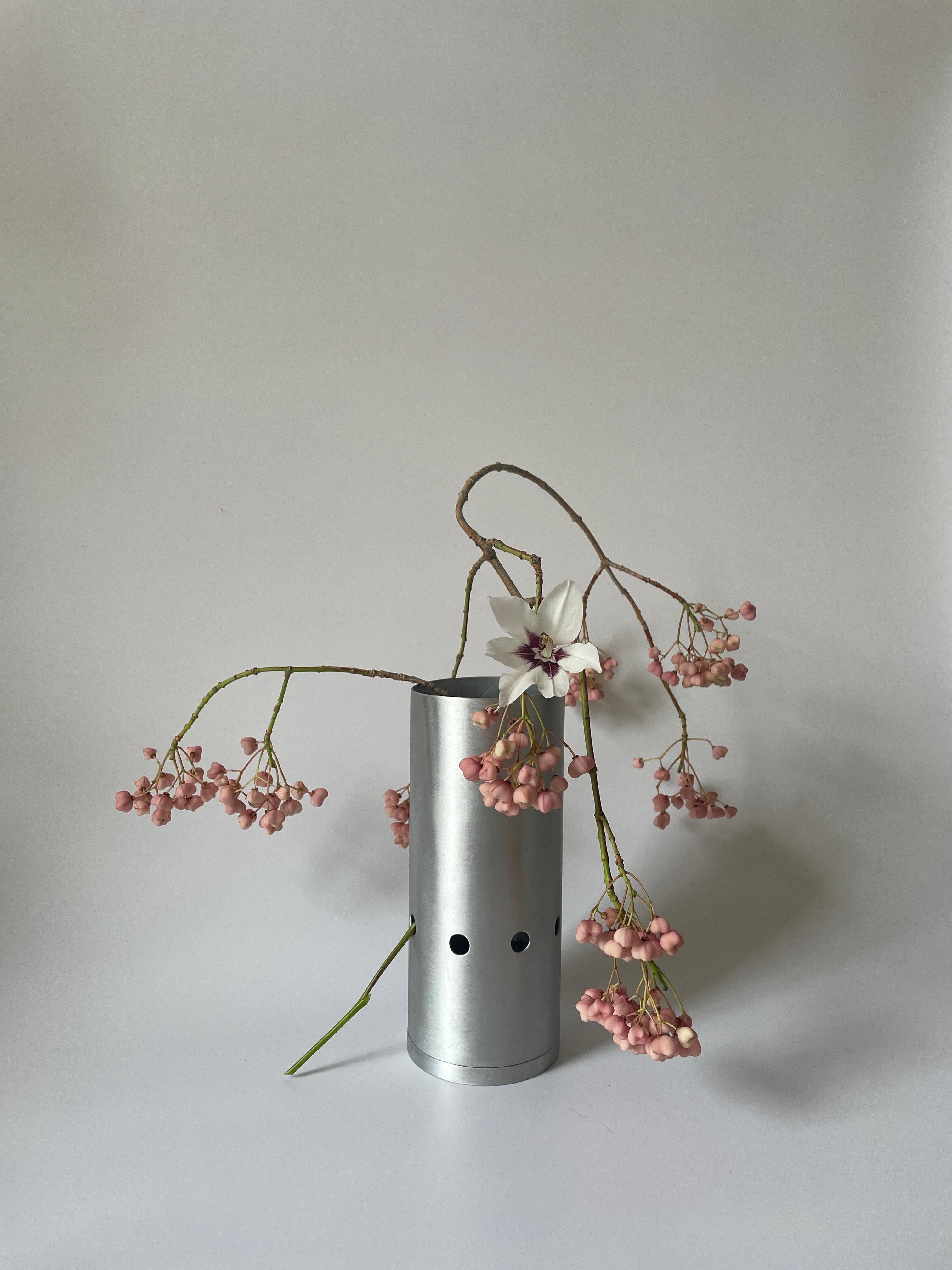 Tubino 003 Minimalistische Blumenvase aus Aluminium im Zustand „Neu“ im Angebot in London, GB