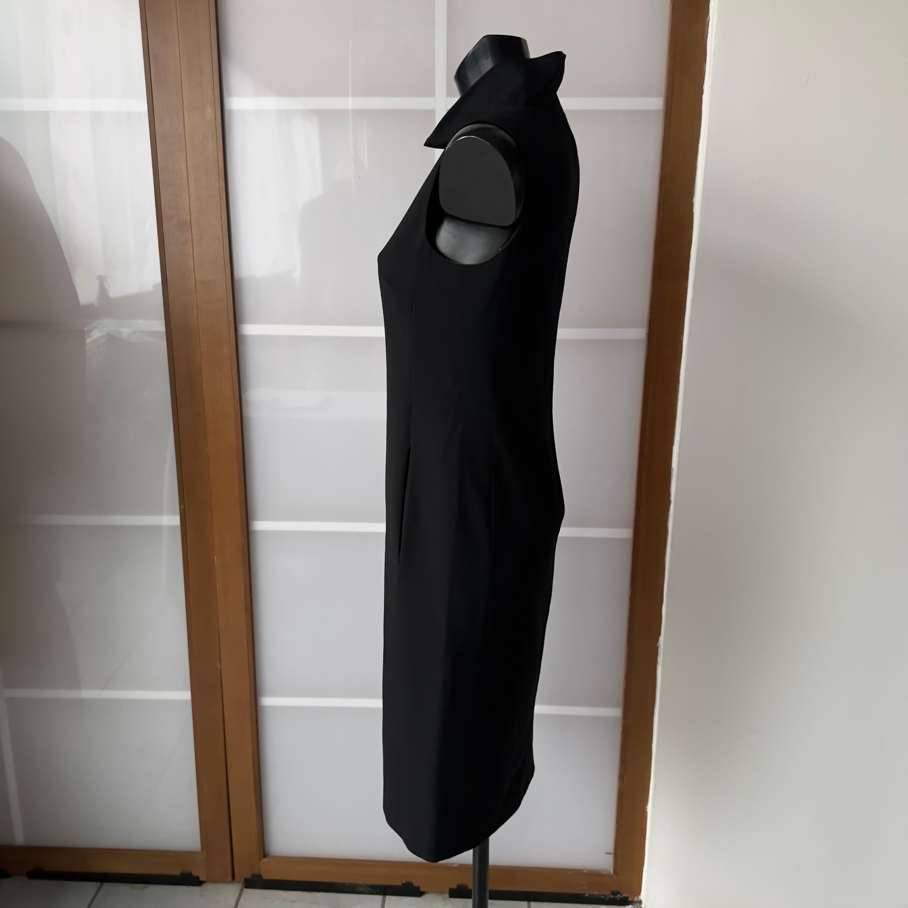 Tubino Max Mara a collo alto in ottime condizioni 
Colore nero, tasche laterali, senza maniche 
Adatto indossato classico con tacco o ballerine oppure sportivo con sneakers e stivaletto
Classico senza tempo, iconico e versatile
Misure:
Spalla