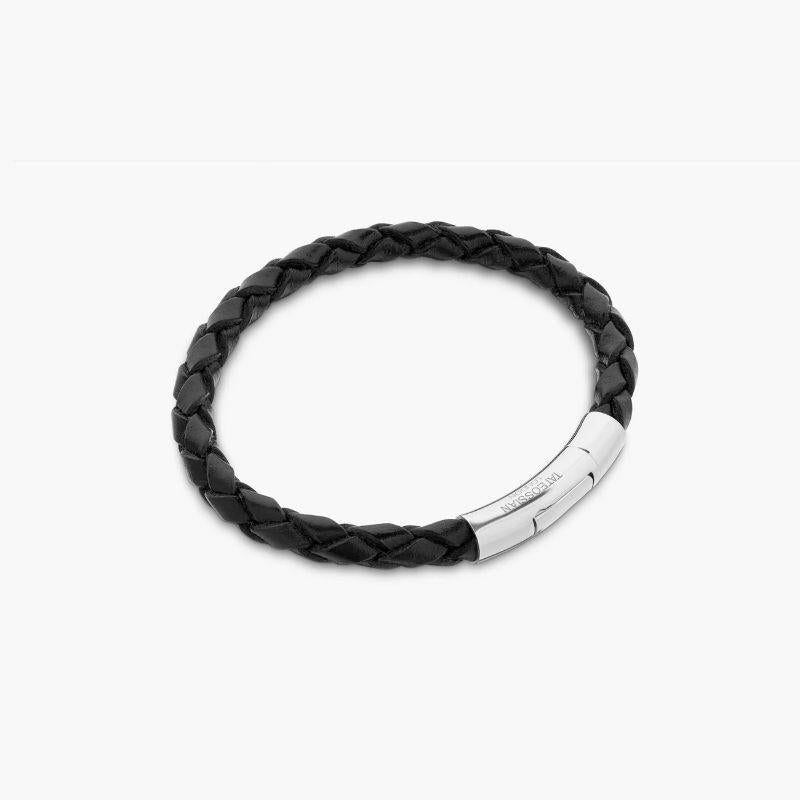 Tubo Scoubidou Bracelet in Black Leather with 18k White Gold, Size M

Genuine black-coloured Italian leather is tightly woven into our classic braid, created and designed to work as the base of your stack. Finished with an 18k white gold clasp,