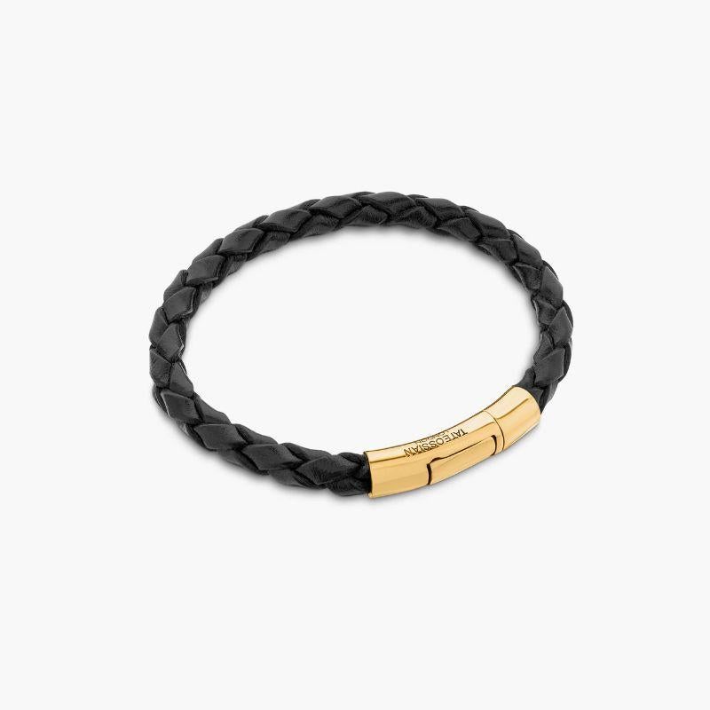 Tubo Scoubidou-Armband aus schwarzem Leder mit 18 Karat Gelbgold, Größe L

Echtes schwarzes italienisches Leder wird in aufwändiger Handarbeit in unser klassisches Flechtdesign eingewickelt und mit einem Klickverschluss aus 18 Karat Gelbgold sicher